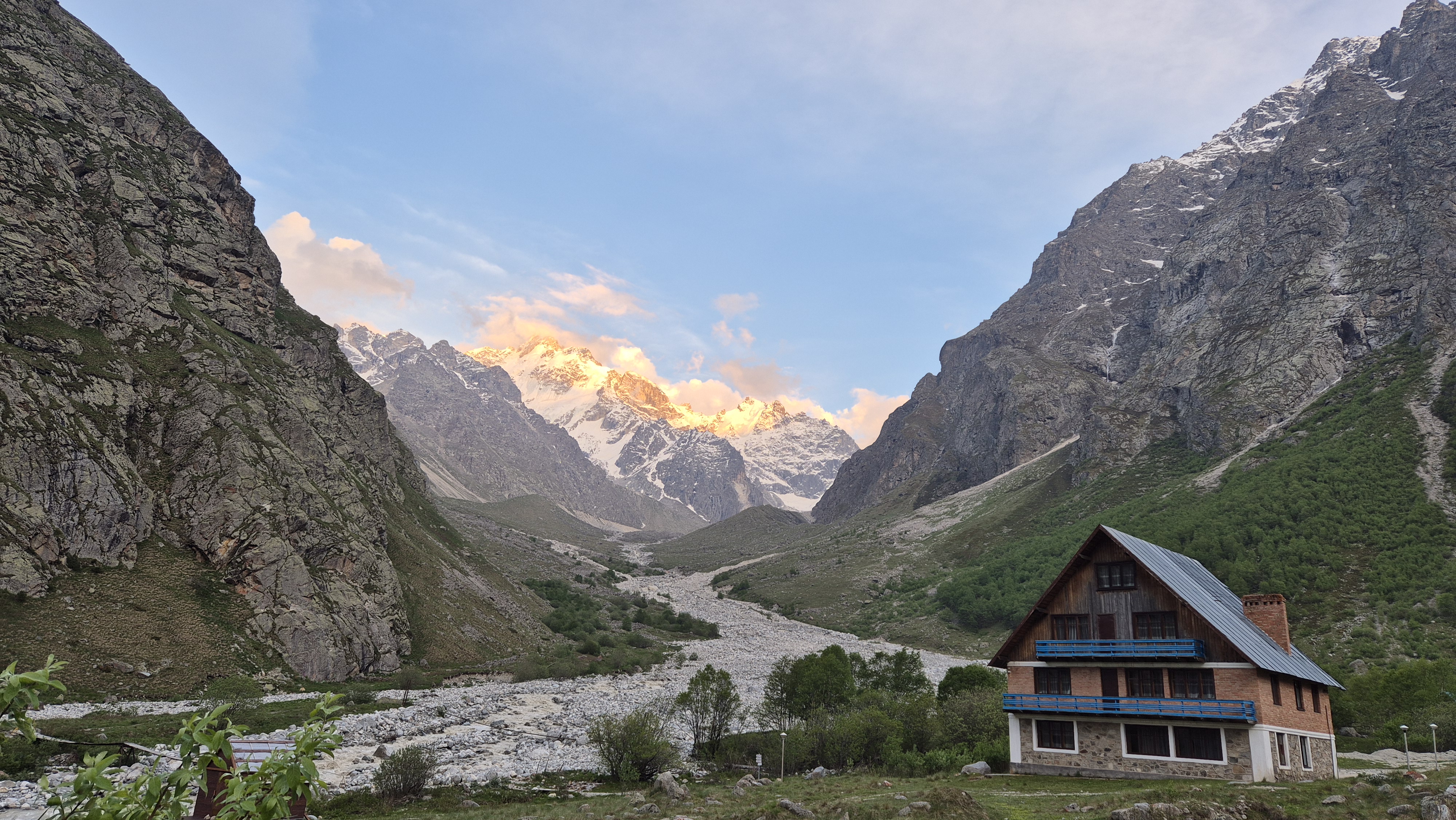 Безенги. Главные стены Кавказа. Палаточный лагерь (21/42)