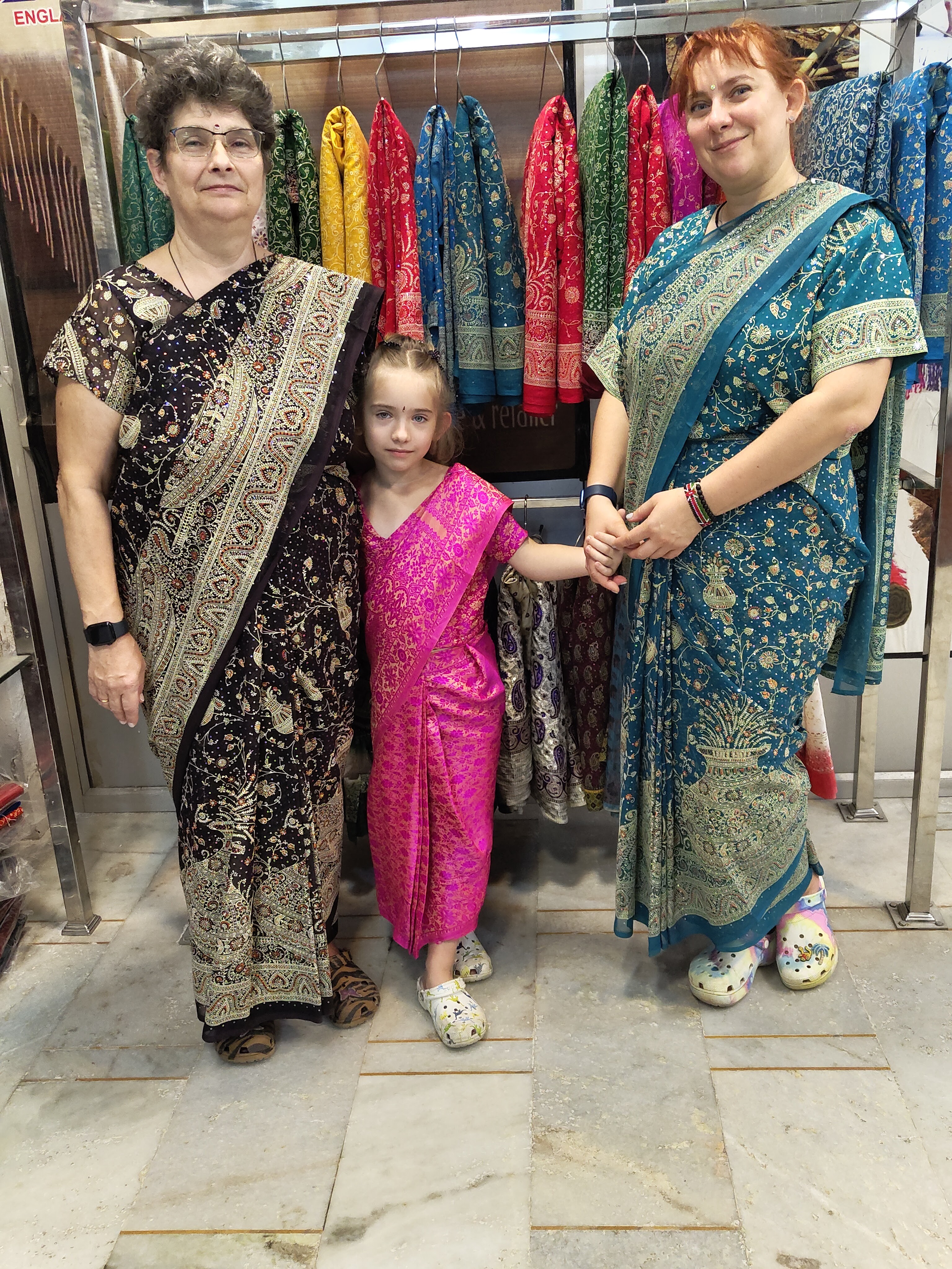 Подружки в сари у стен Тадж-Махала (2/7)