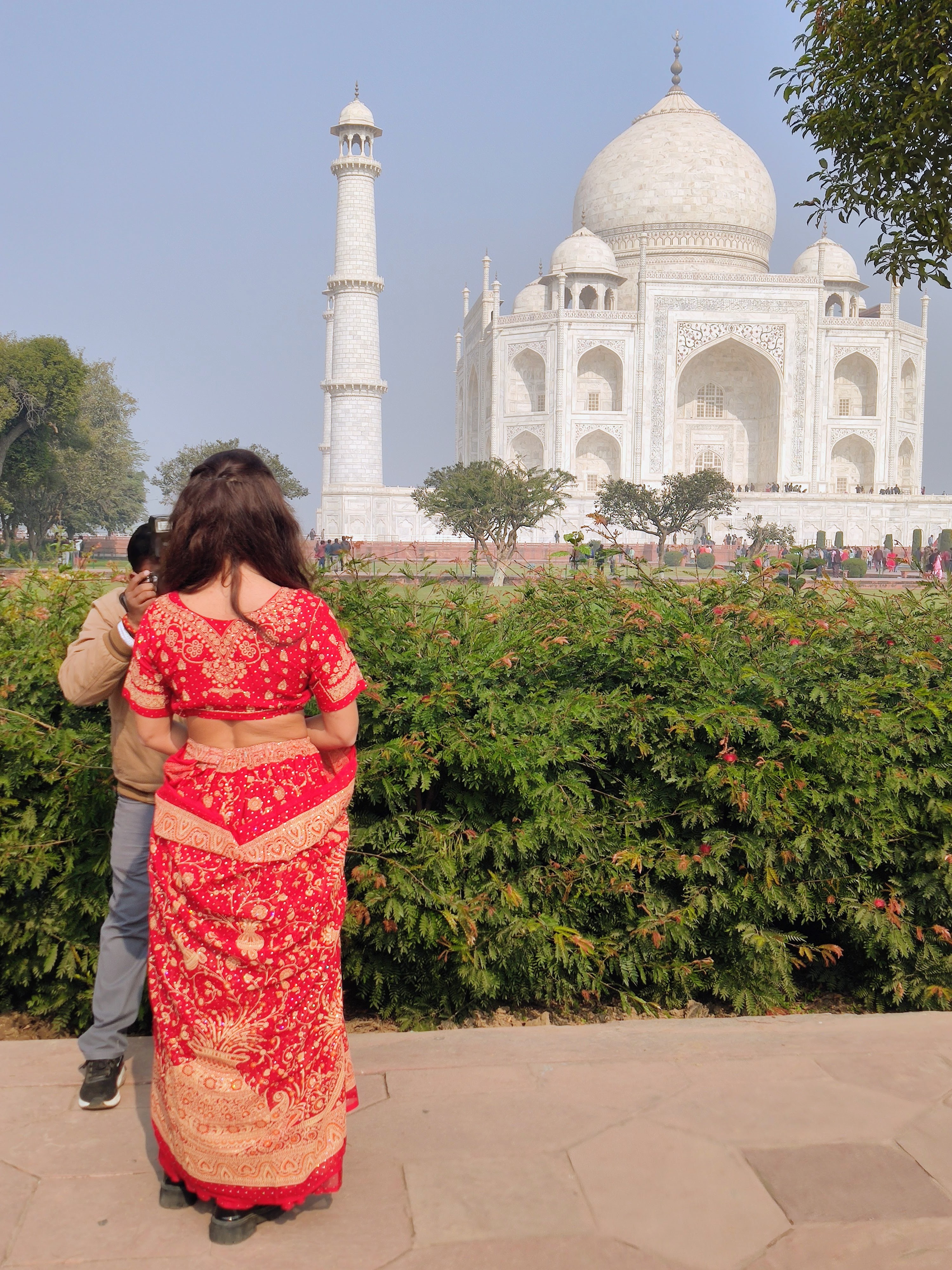 Подружки в сари у стен Тадж-Махала (6/7)