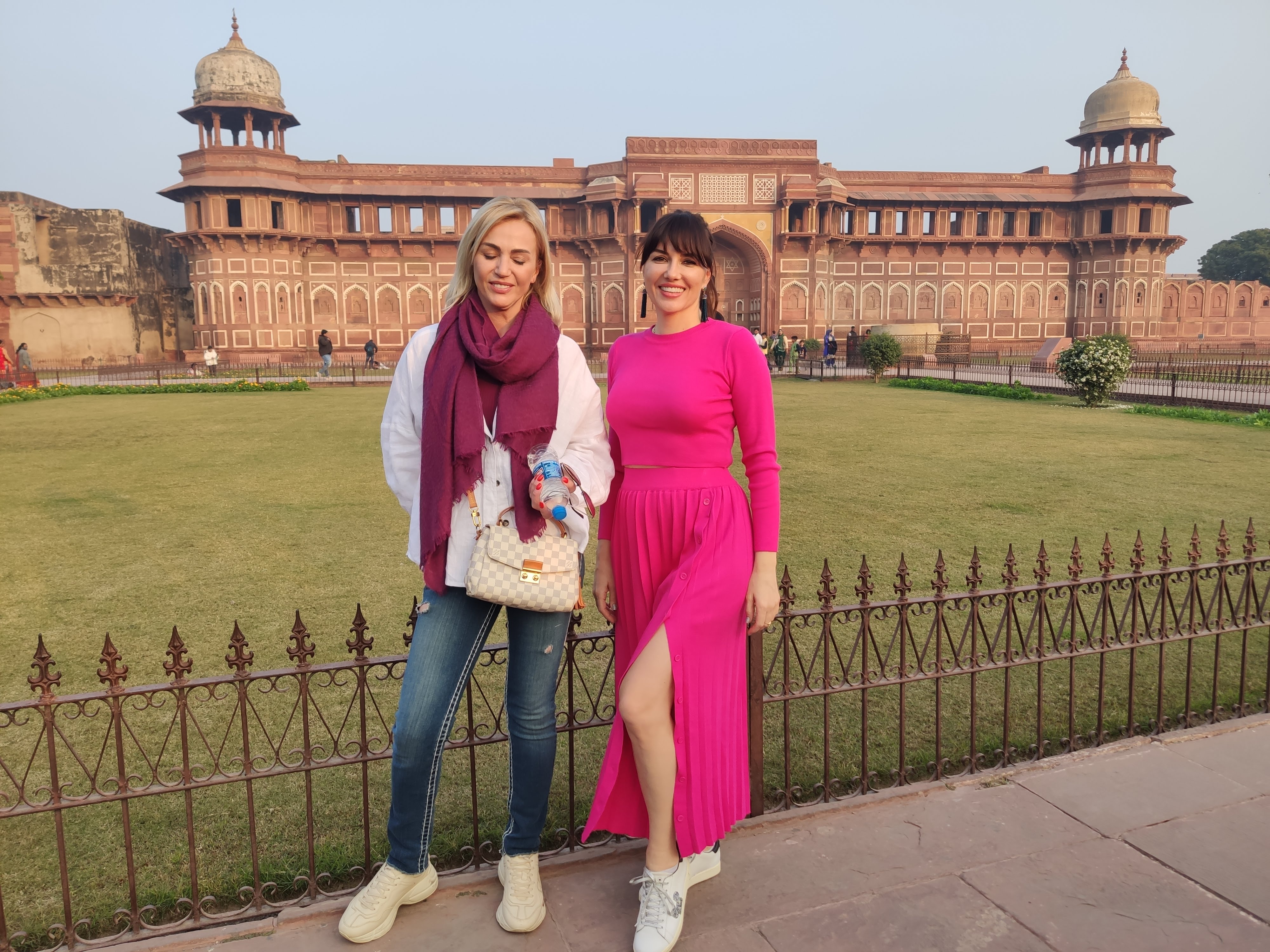 Подружки в сари у стен Тадж-Махала (5/7)