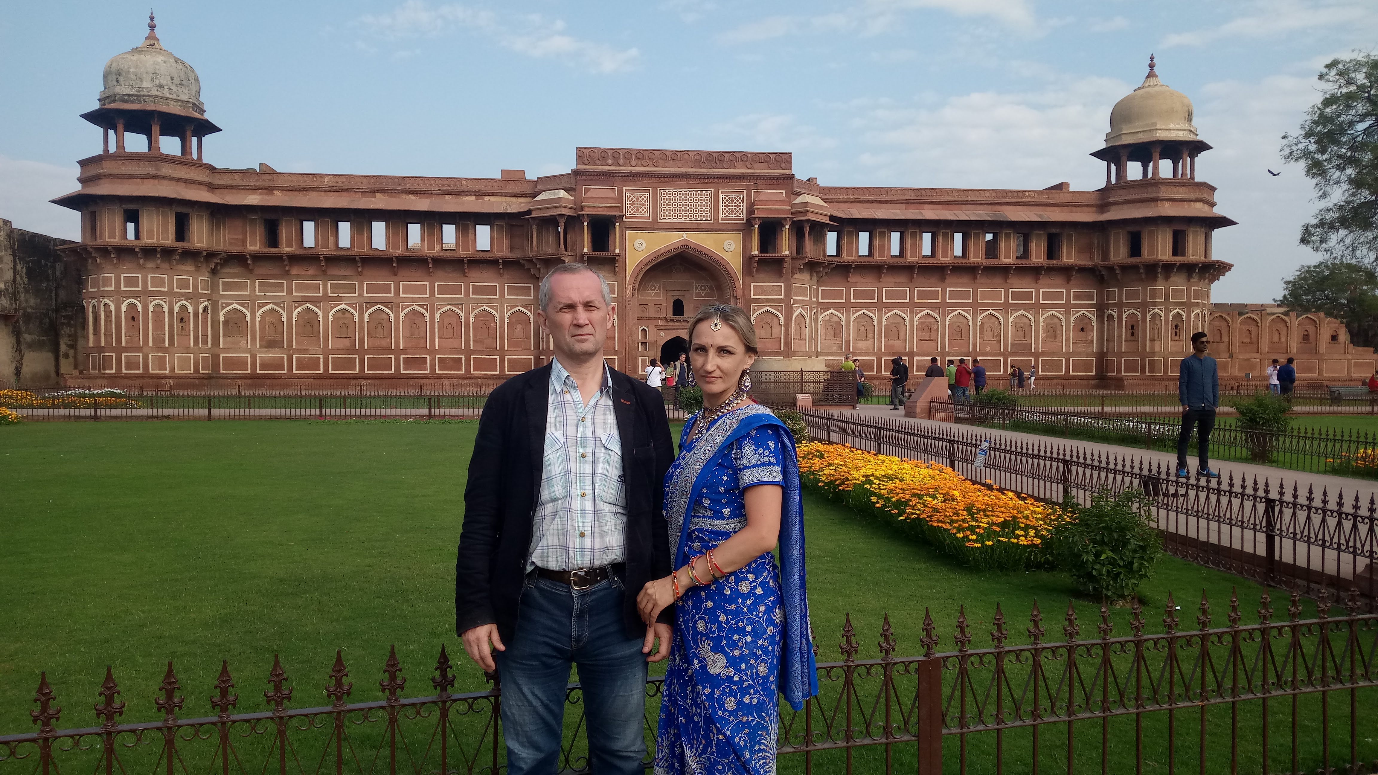 Подружки в сари у стен Тадж-Махала (4/7)