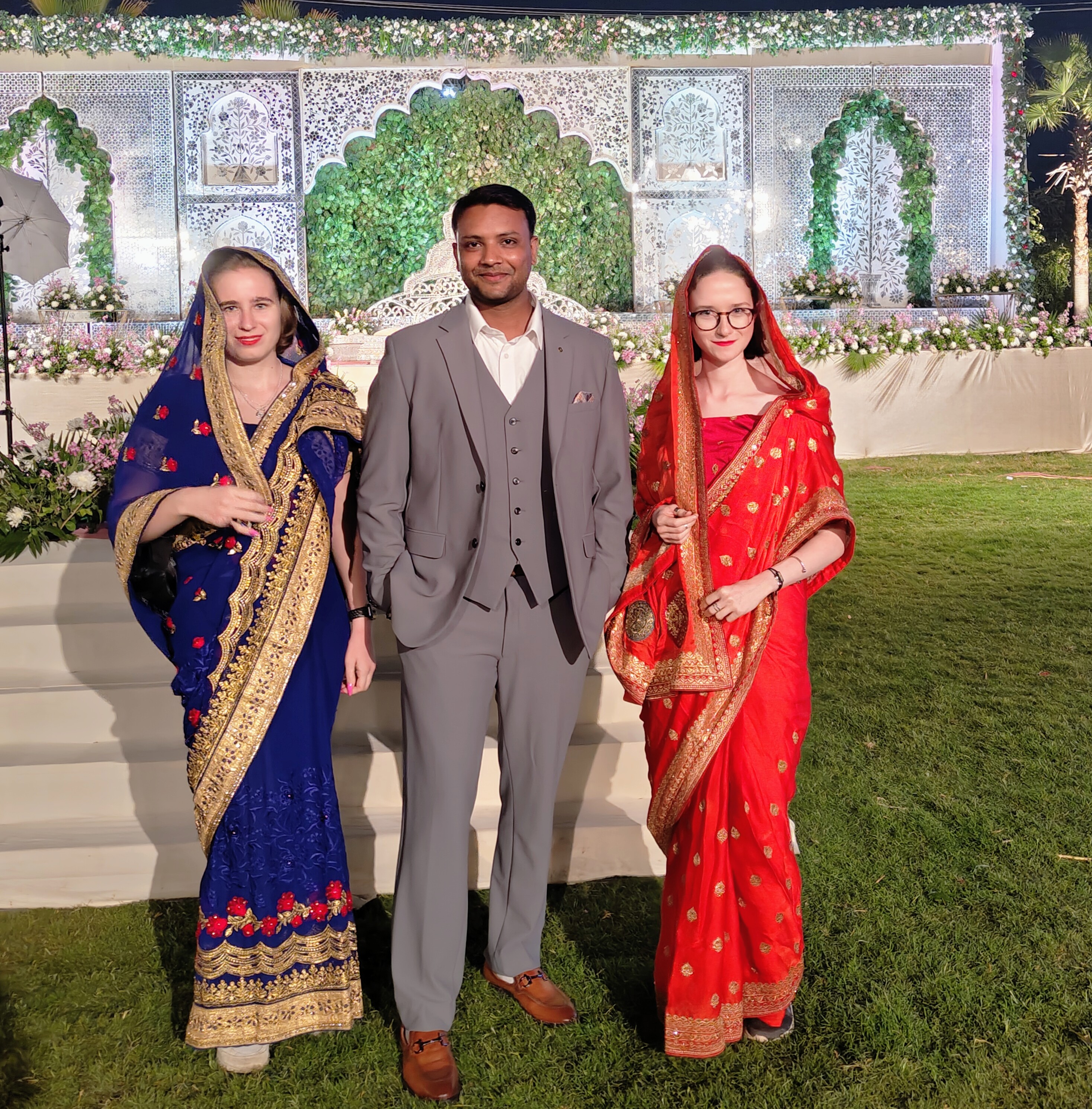 Подружки в сари у стен Тадж-Махала