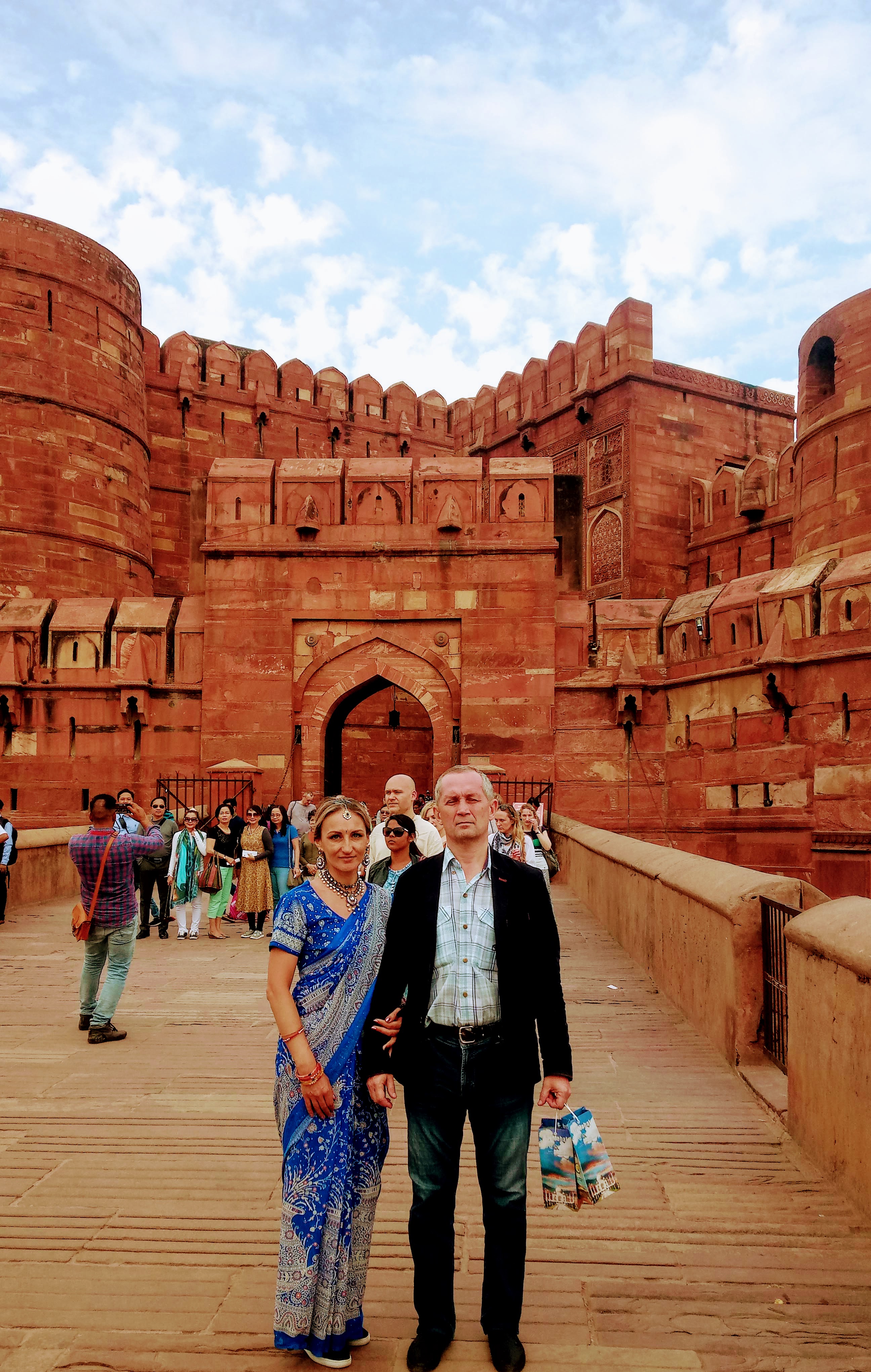 Подружки в сари у стен Тадж-Махала (7/7)