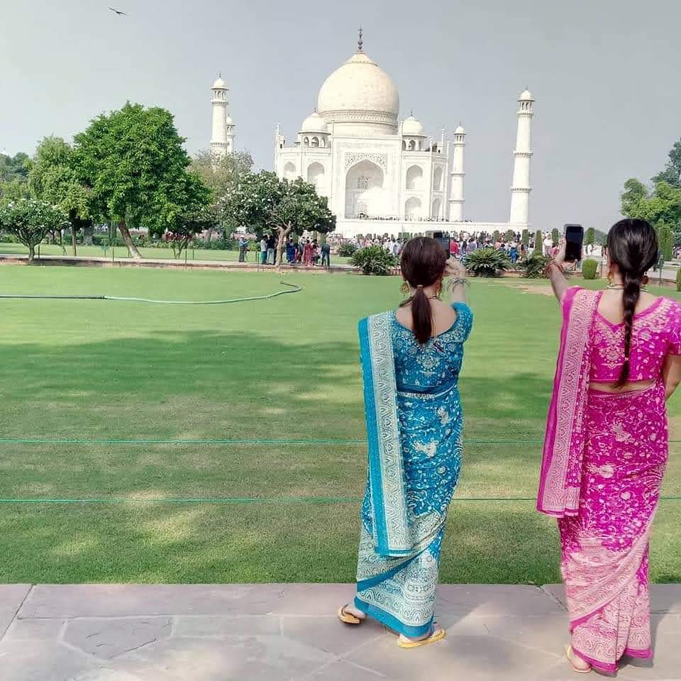 Подружки в сари у стен Тадж-Махала (3/7)