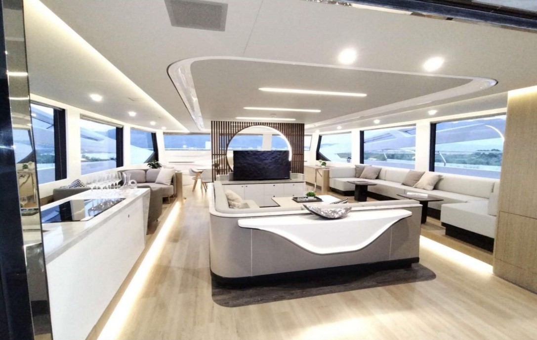 Приватная Вечеринка на яхте-катамаране в Дубае для большой компании. (5/7)