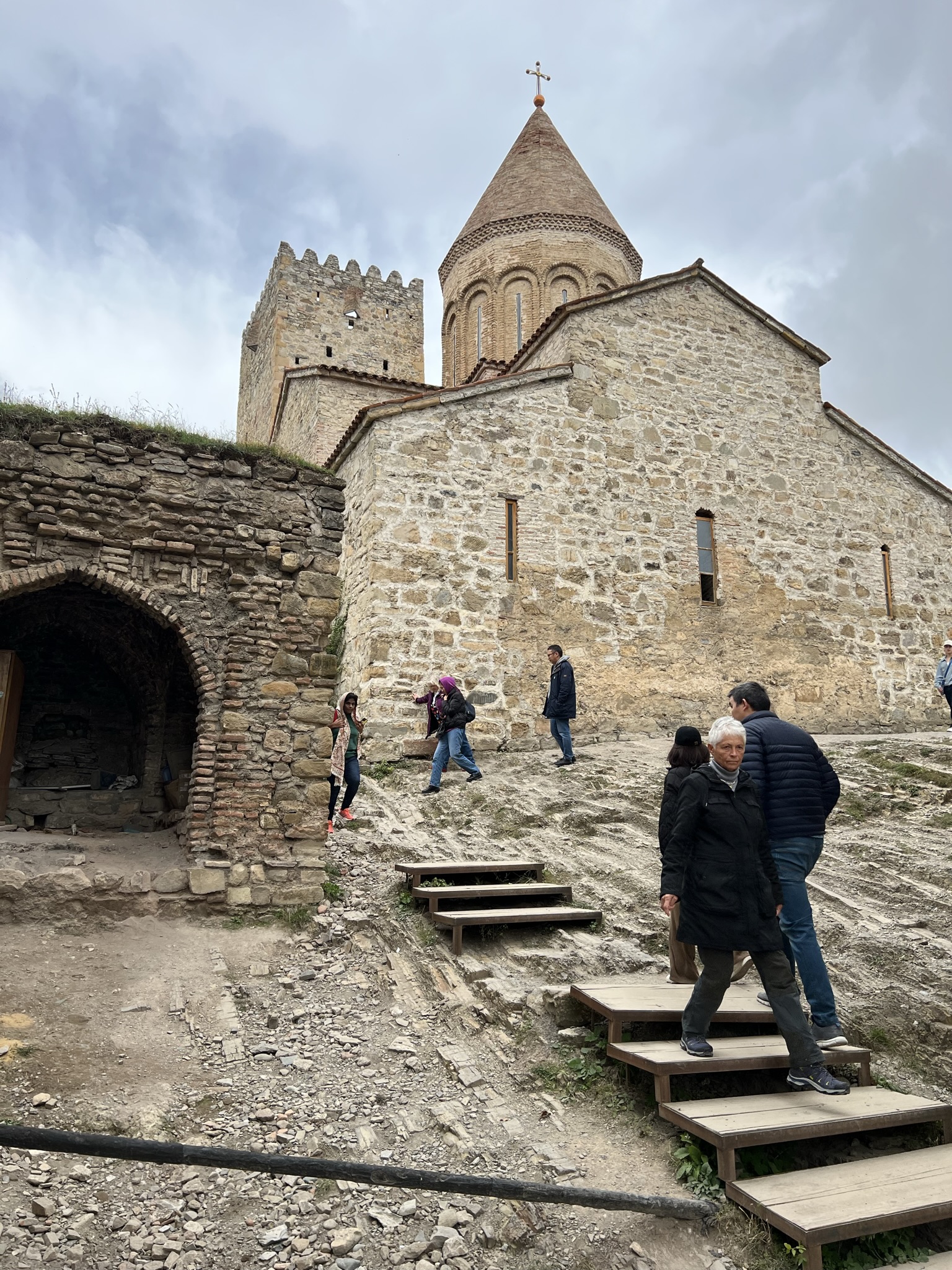 В объятиях таинственной Грузии с отдыхом в загородном VIP-комплексе