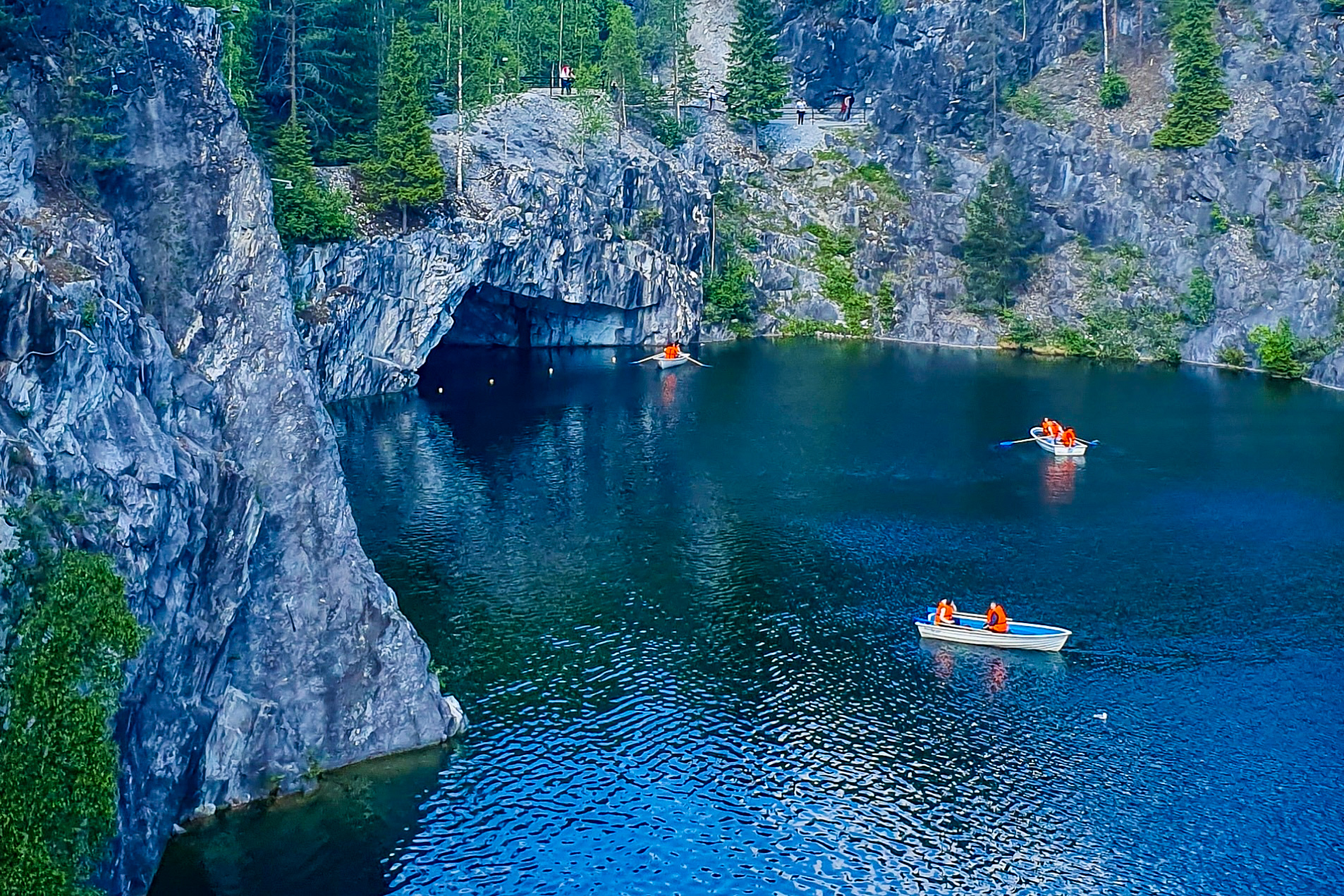 Горный парк Рускеала, мраморный каньон, ретропоезд