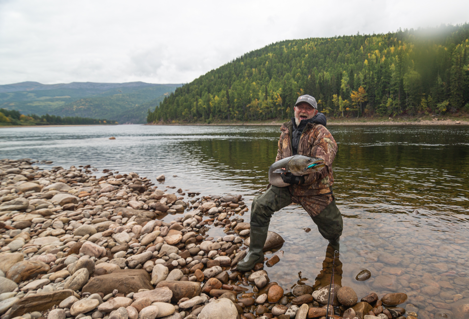 Рыбалка на трофейного тайменя на реке Гонам