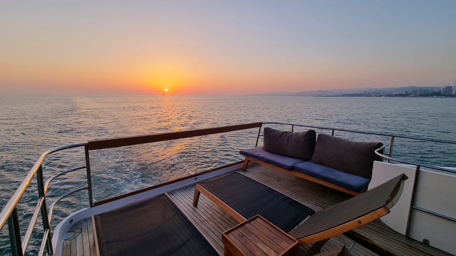 Морская Vip прогулка с арендой роскошной, моторной, двухпалубной Vip яхты (15/48)