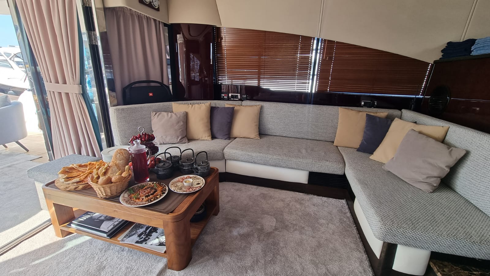 Морская Vip прогулка с арендой роскошной, моторной, двухпалубной Vip яхты (5/48)