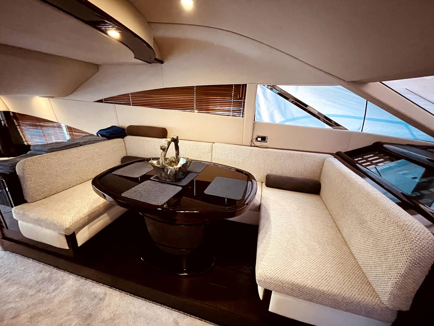 Морская Vip прогулка с арендой роскошной, моторной, двухпалубной Vip яхты (9/48)