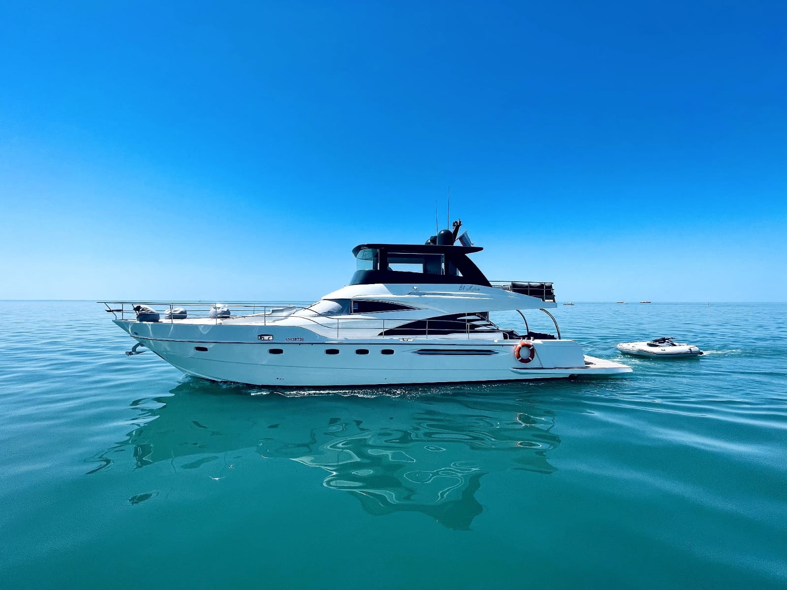 Морская Vip прогулка с арендой роскошной, моторной, двухпалубной Vip яхты (16/48)