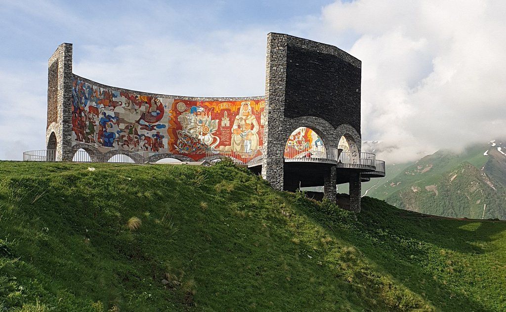 Весенняя симфония Грузии: Вино, горы и душа