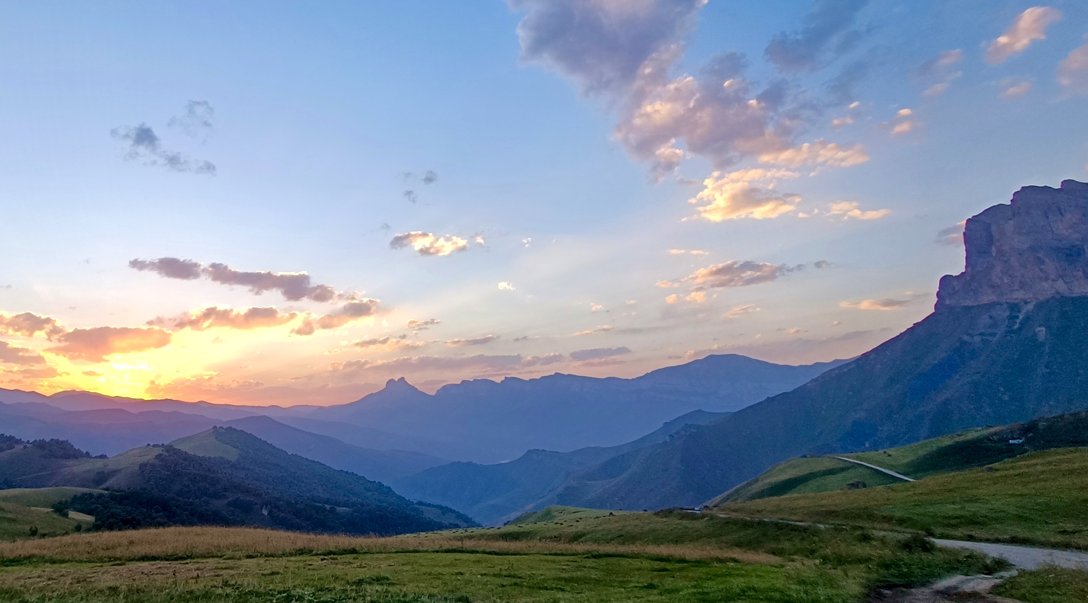 Точки притяжения: Эльбрус, Домбай, голубые озера Балкарии