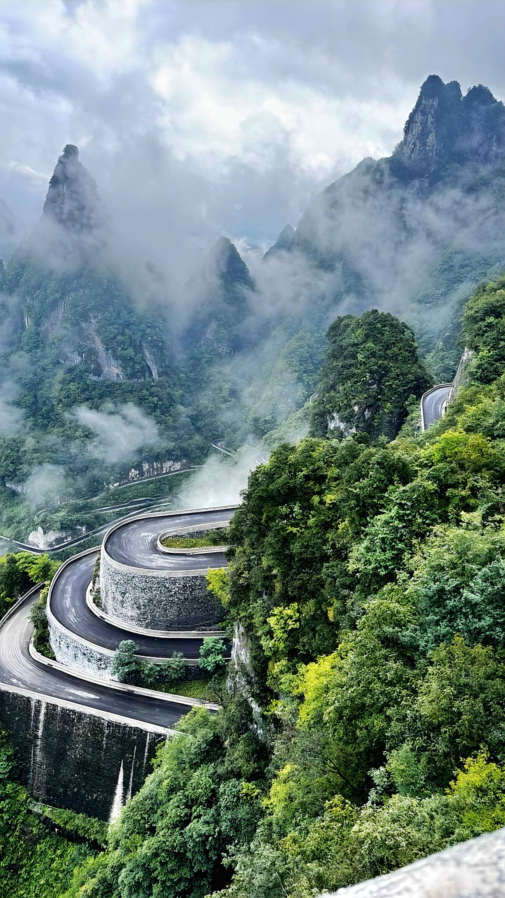 Гора Тяньмэнь: путешествие по лестнице в небеса