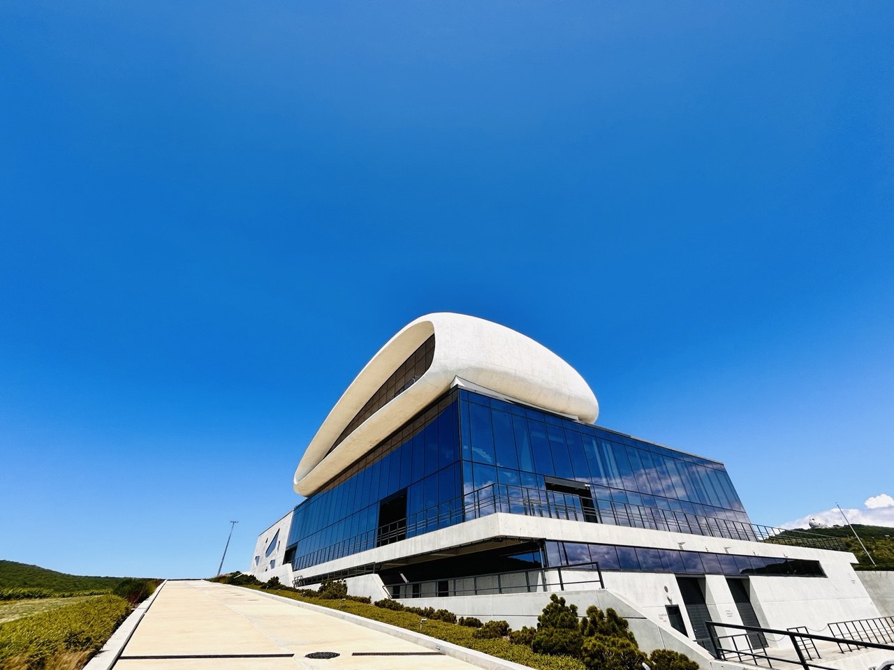 Скалистый берег и Бюрнье:традиции и современность