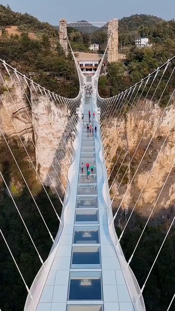 На грани возможного: прогулка по Стеклянному мосту