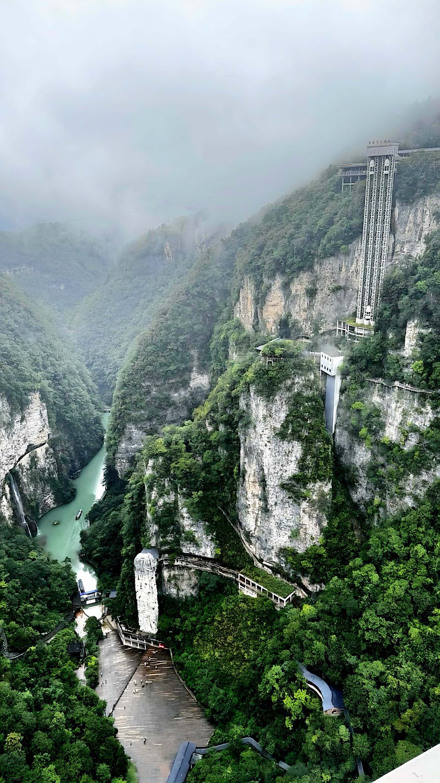 На грани возможного: прогулка по Стеклянному мосту
