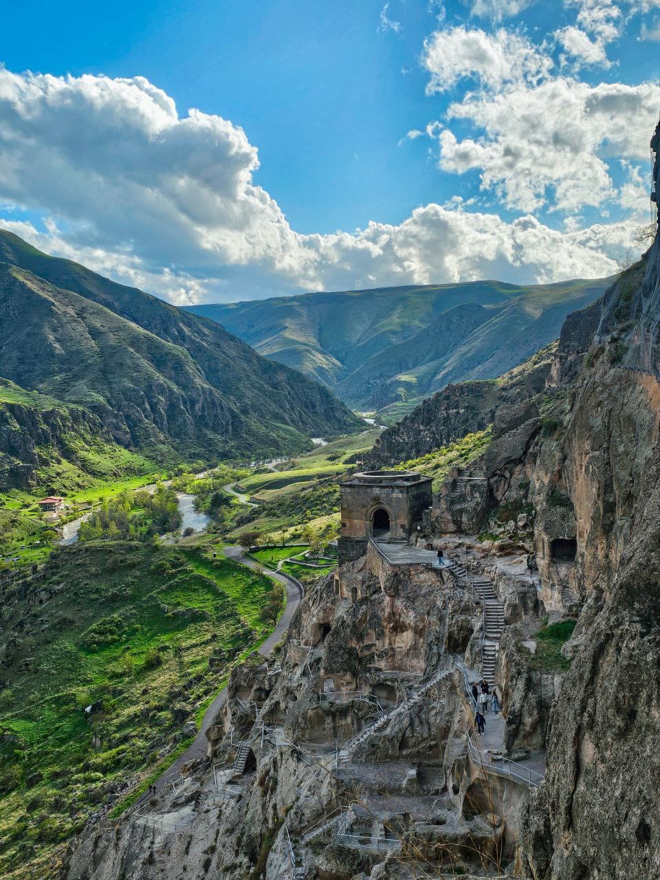 Стеклянный мост, альпийские луга и пещеры Вардзии