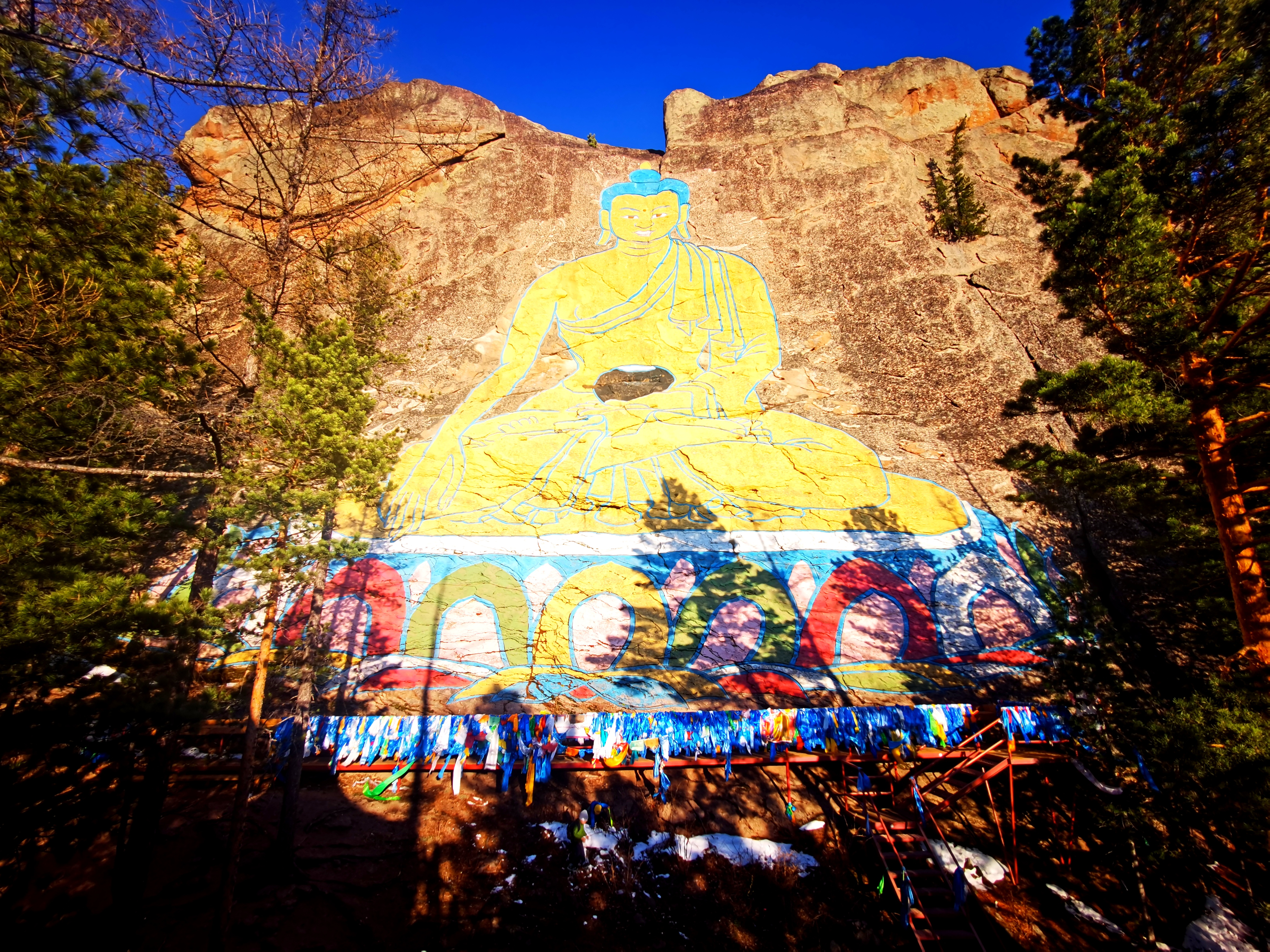 Путь к большому Будде и кора у самой большой ступы в России