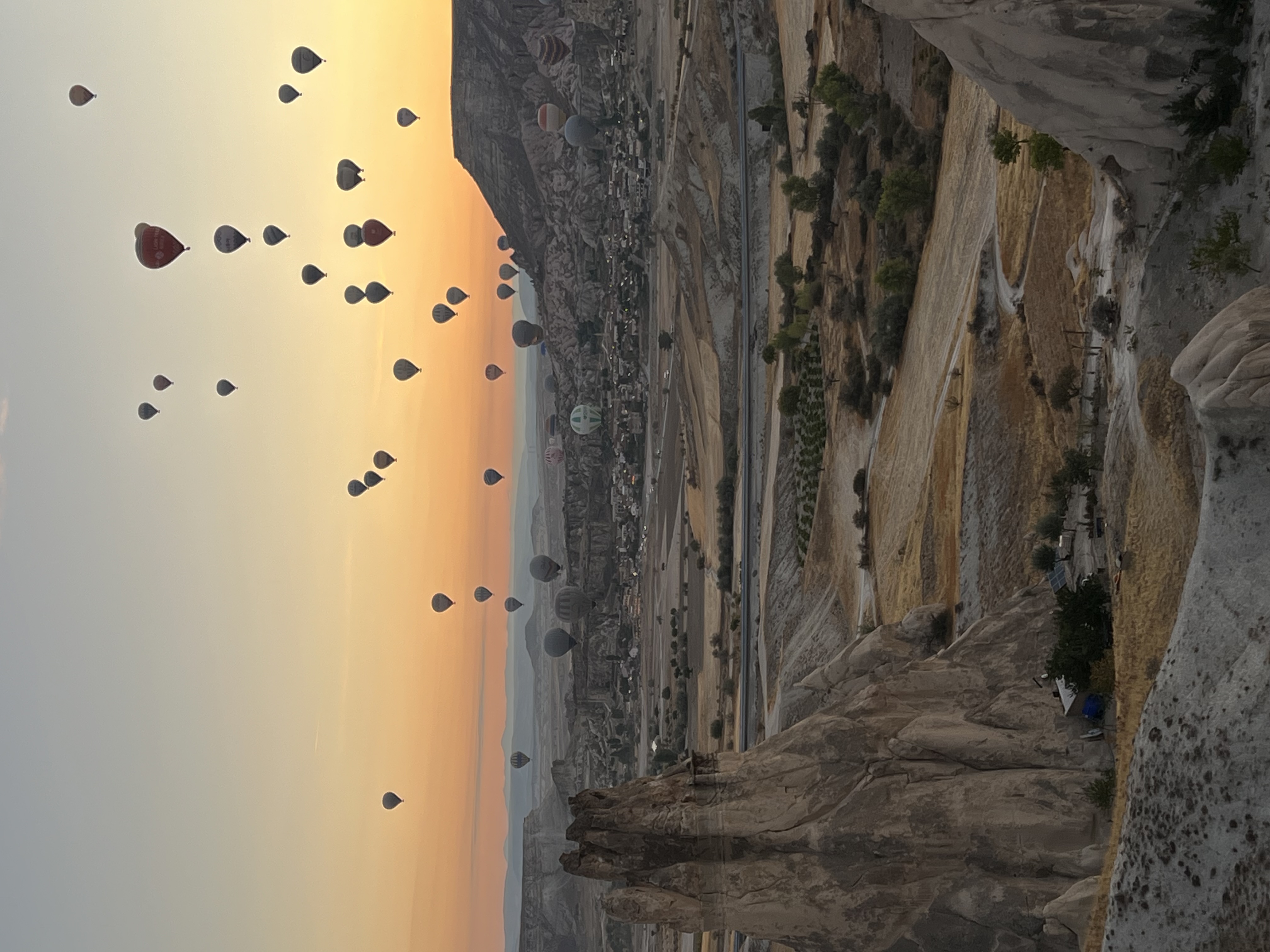 Рассвет, город Деринкую и Долина Ихлара