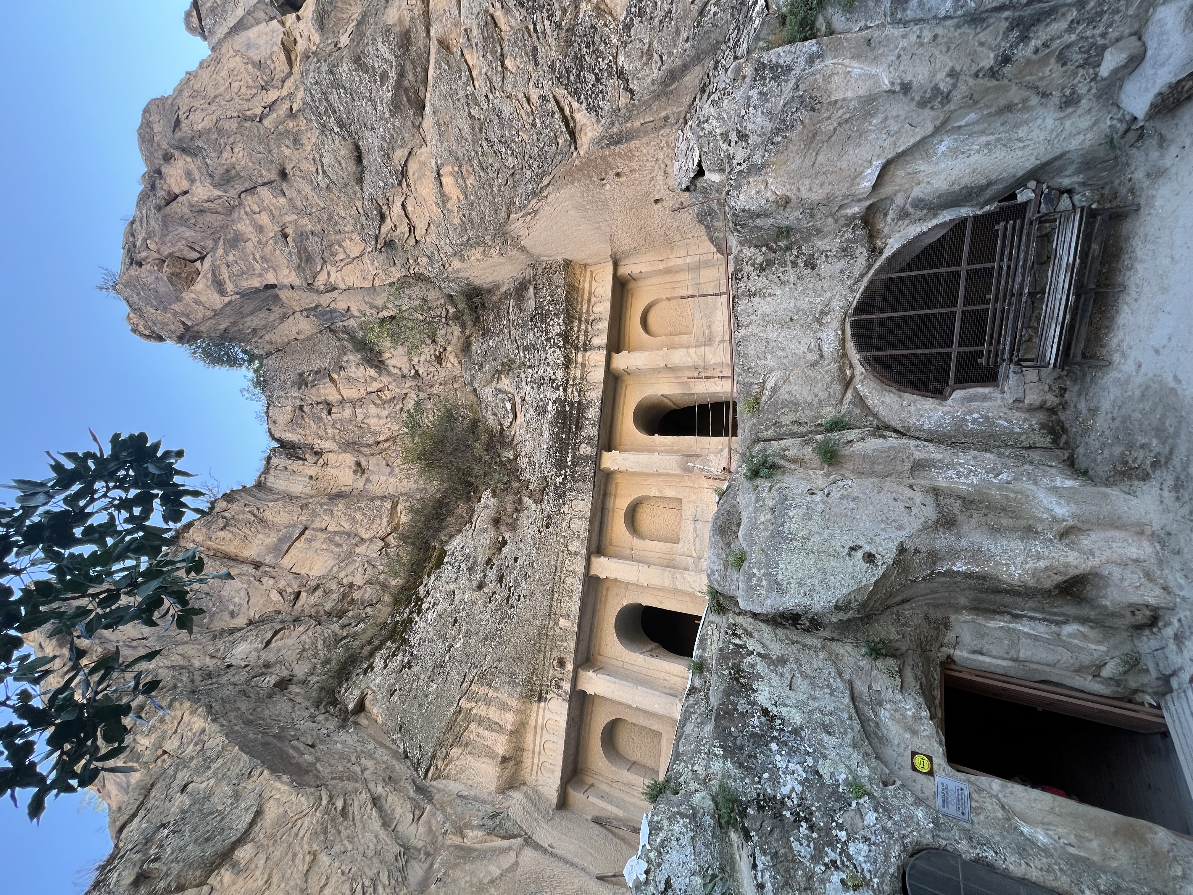 Рассвет, город Деринкую и Долина Ихлара