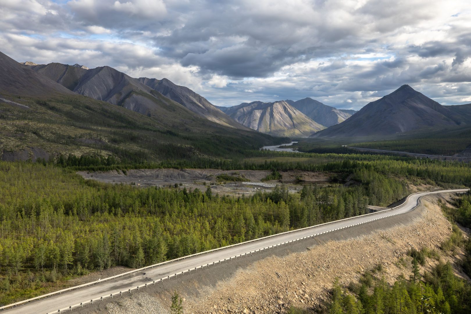 По старому Колымскому тракту летом (турбазы и палатки)