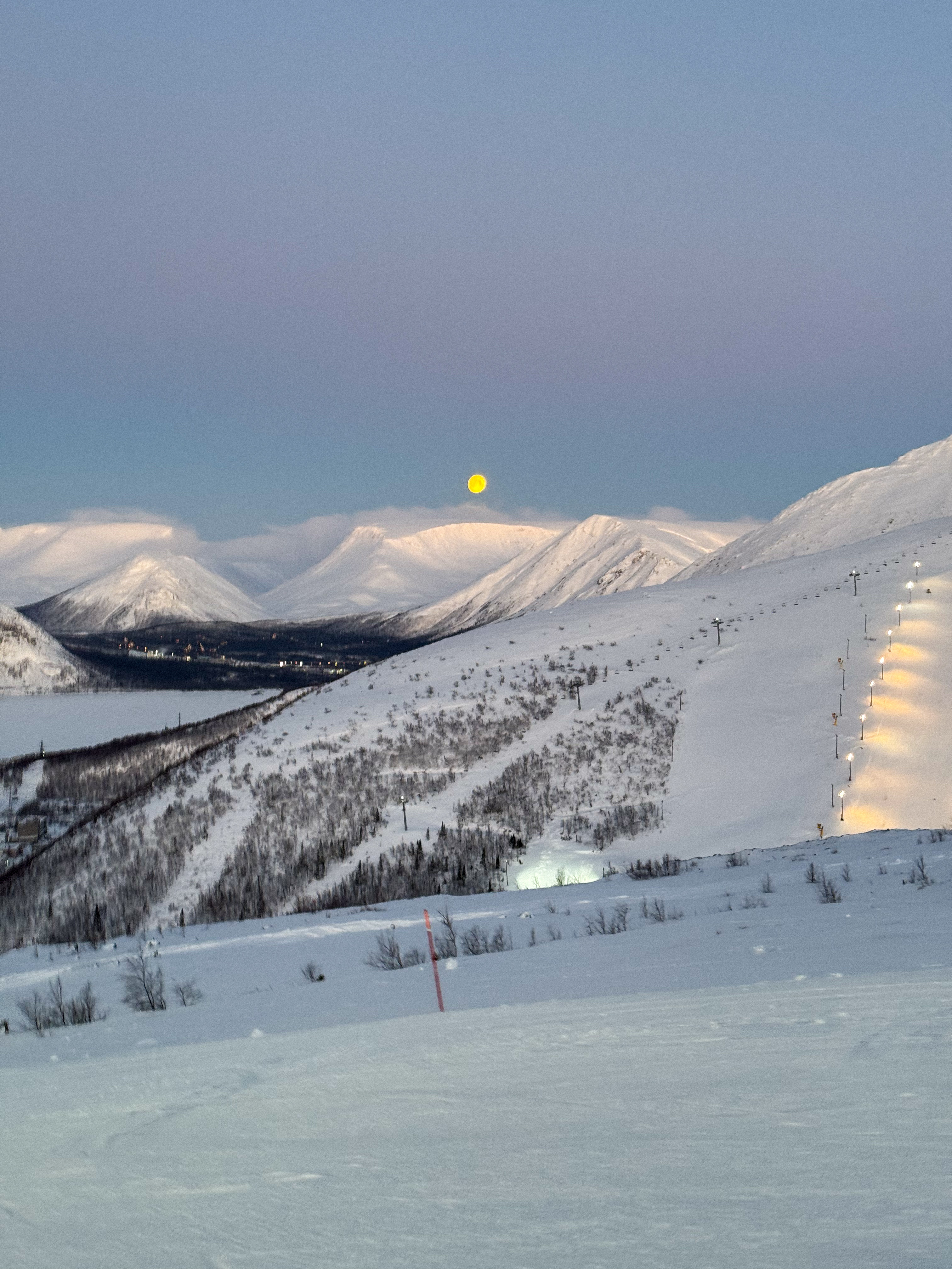 По горнолыжным трассам За Полярным кругом (3/42)