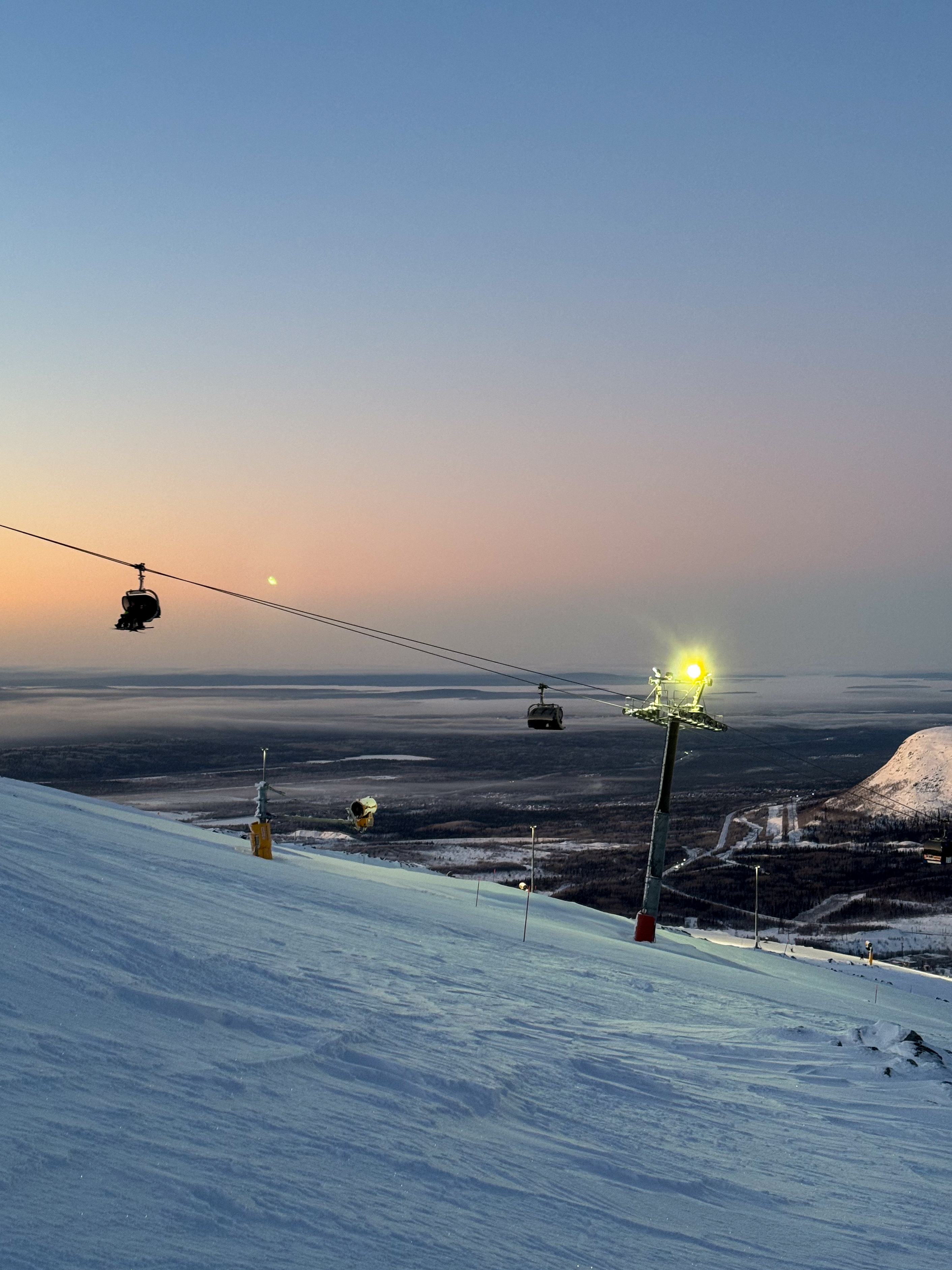 По горнолыжным трассам За Полярным кругом (2/42)