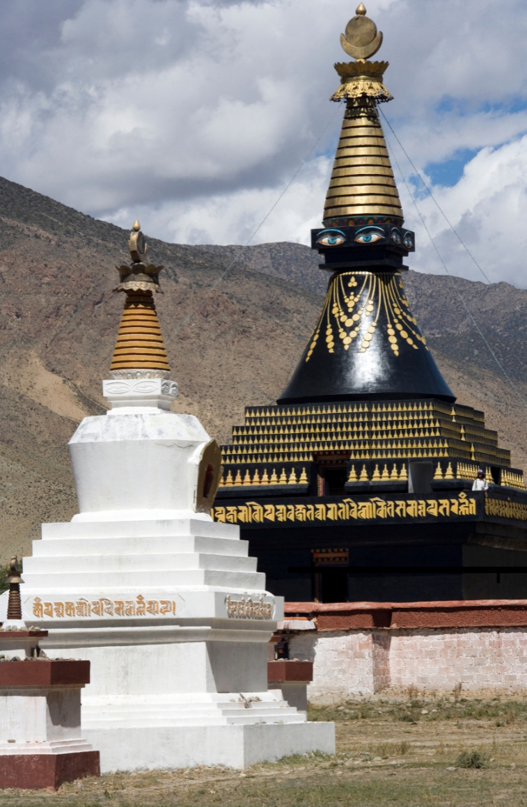 Кора Просветления: Тибет в Год Лошади, где каждый шаг равен тринадцати (13/32)