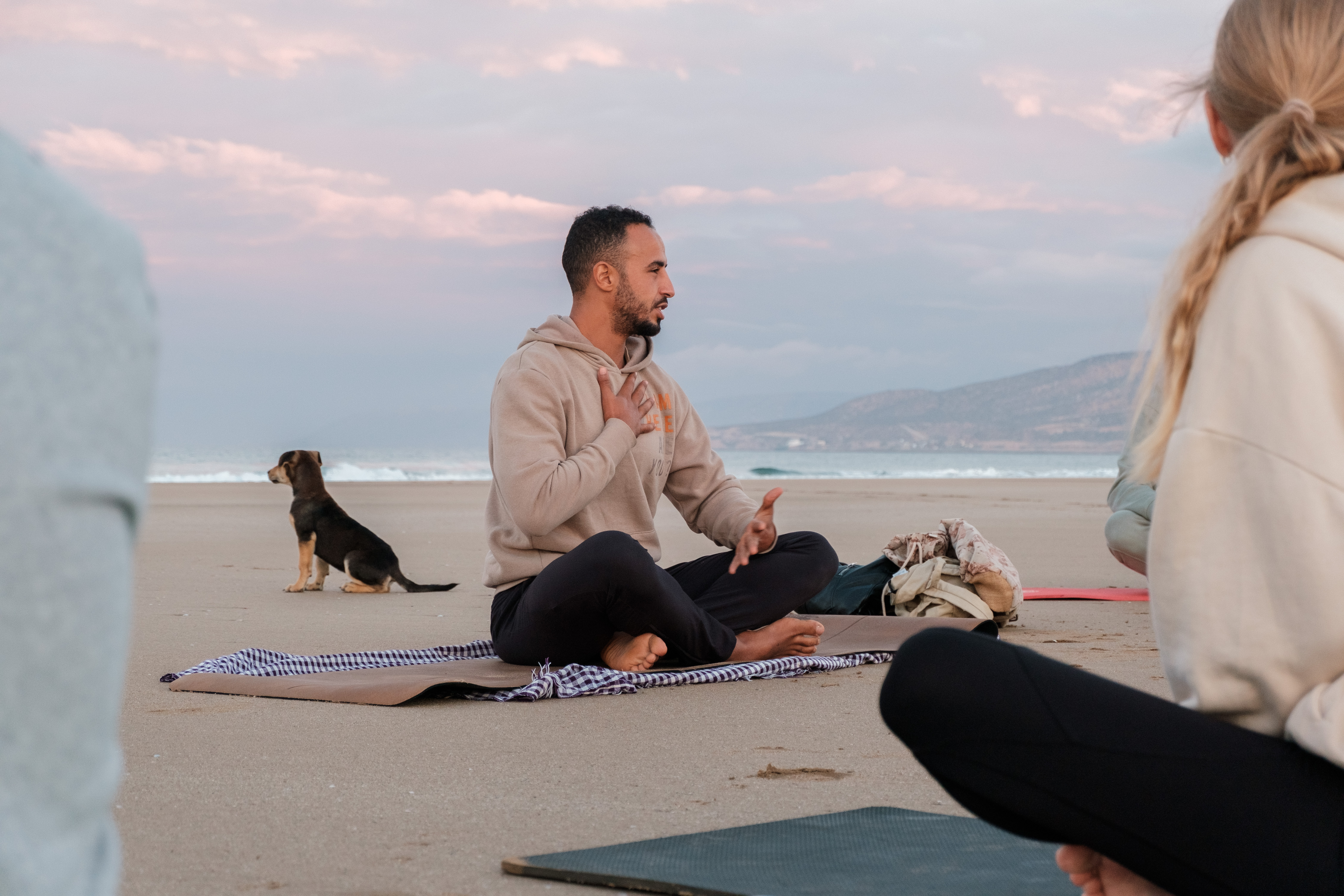 Финальный сёрфинг, йога на закате и прощальный ужин