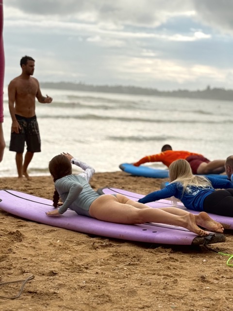 Серфинг. Вечеринка на крыше отеля возле океана