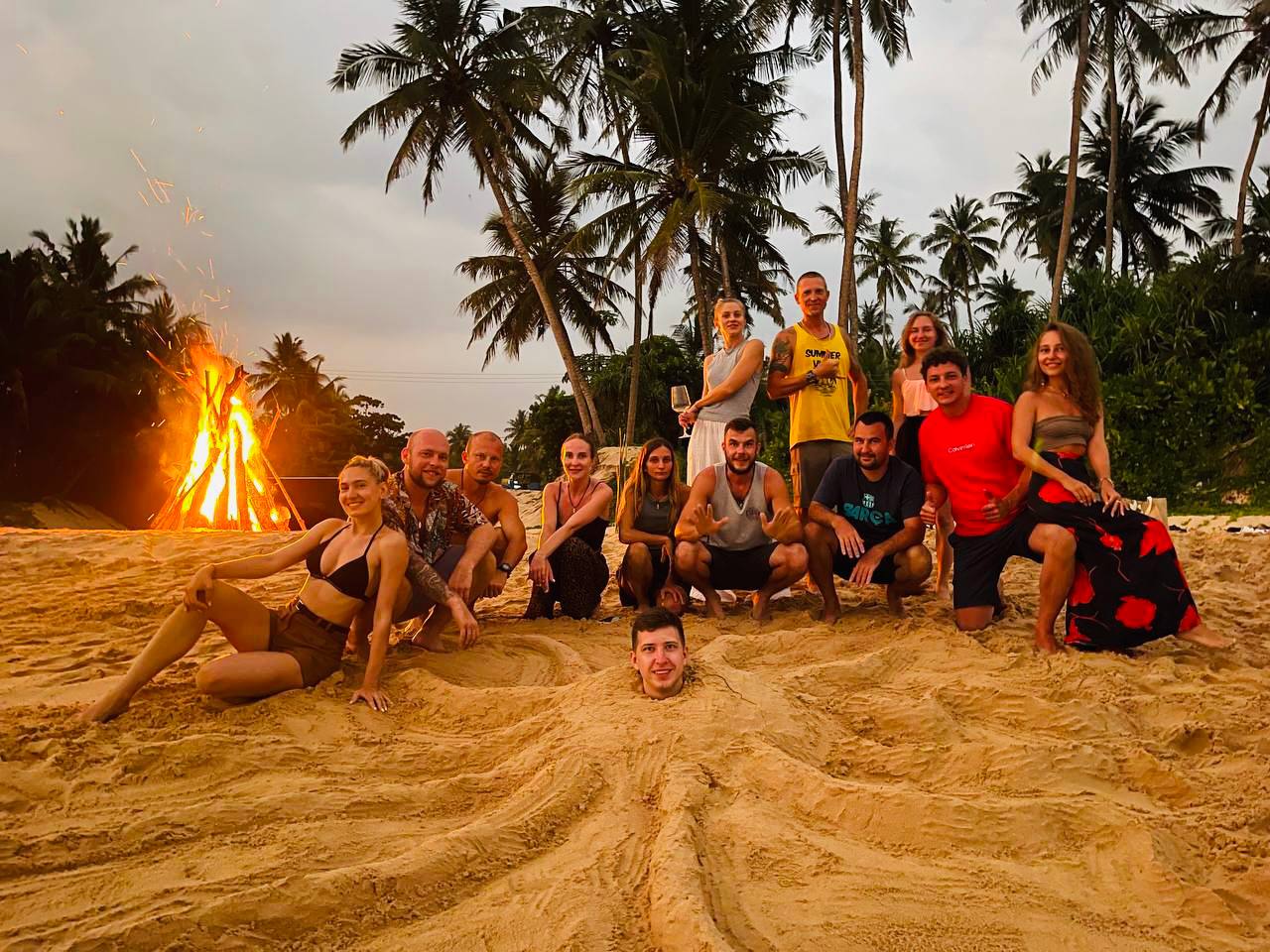 Шопинг и вечеринка на пляже возле большого костра