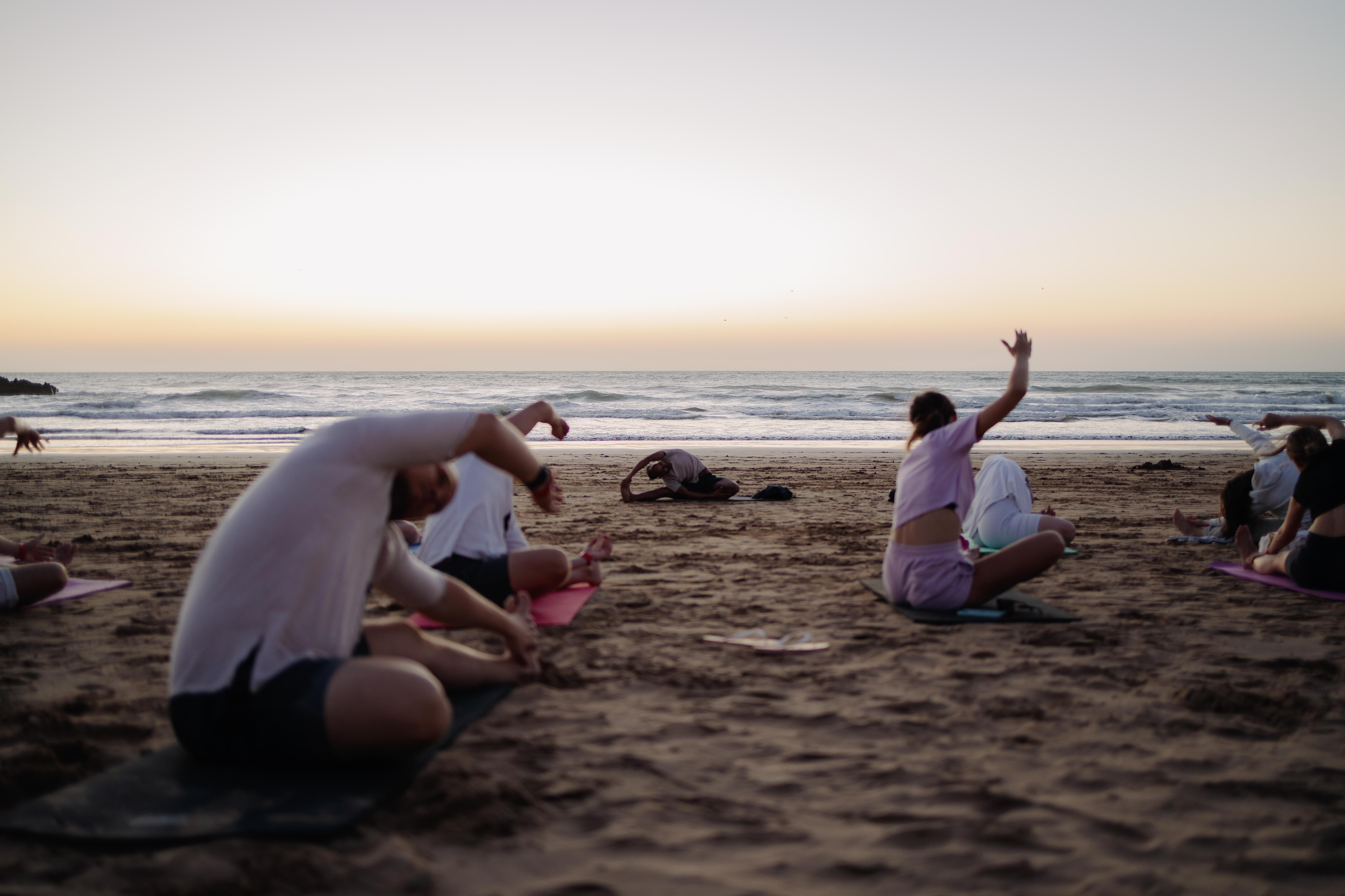 Финальный сёрфинг, йога на закате и прощальный ужин