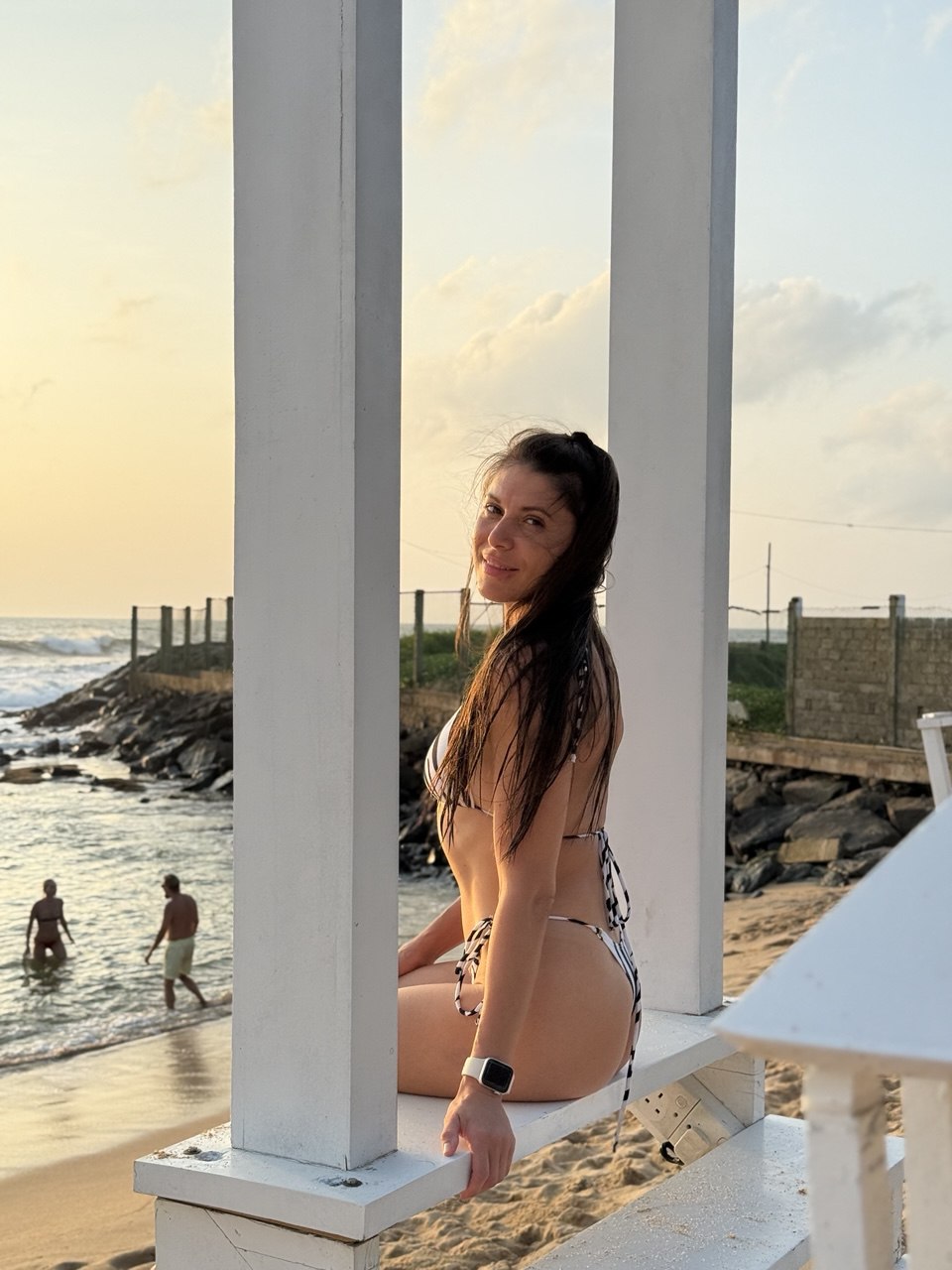 Шопинг и вечеринка на пляже возле большого костра