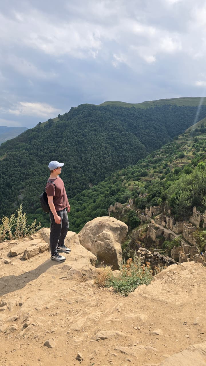 Водопад, крепости и аул-призрак в облаках