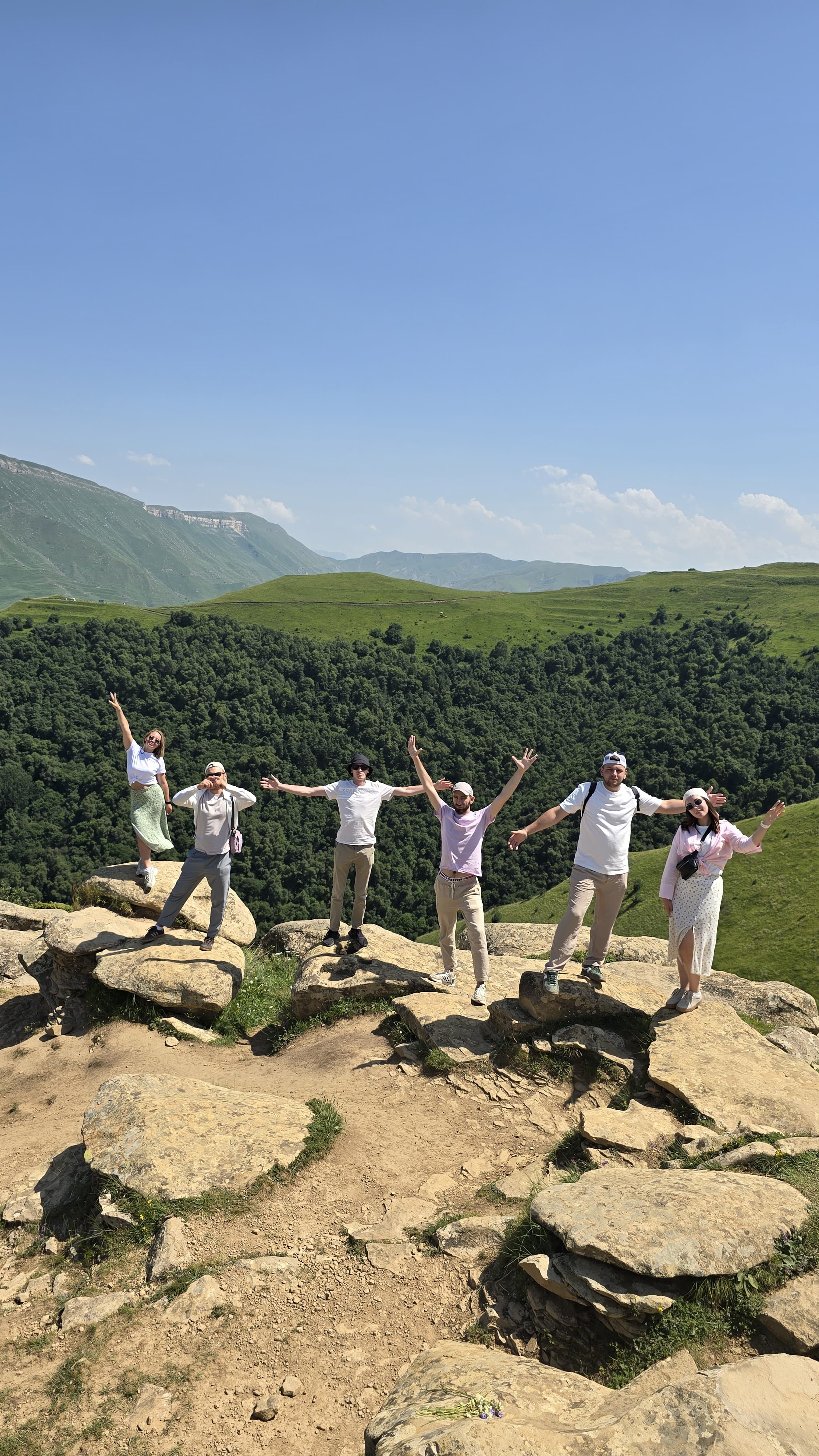 Водопад, крепости и аул-призрак в облаках
