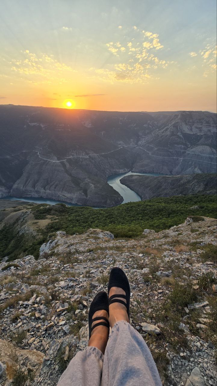 Встреча, ветер пустыни и водная гладь каньона