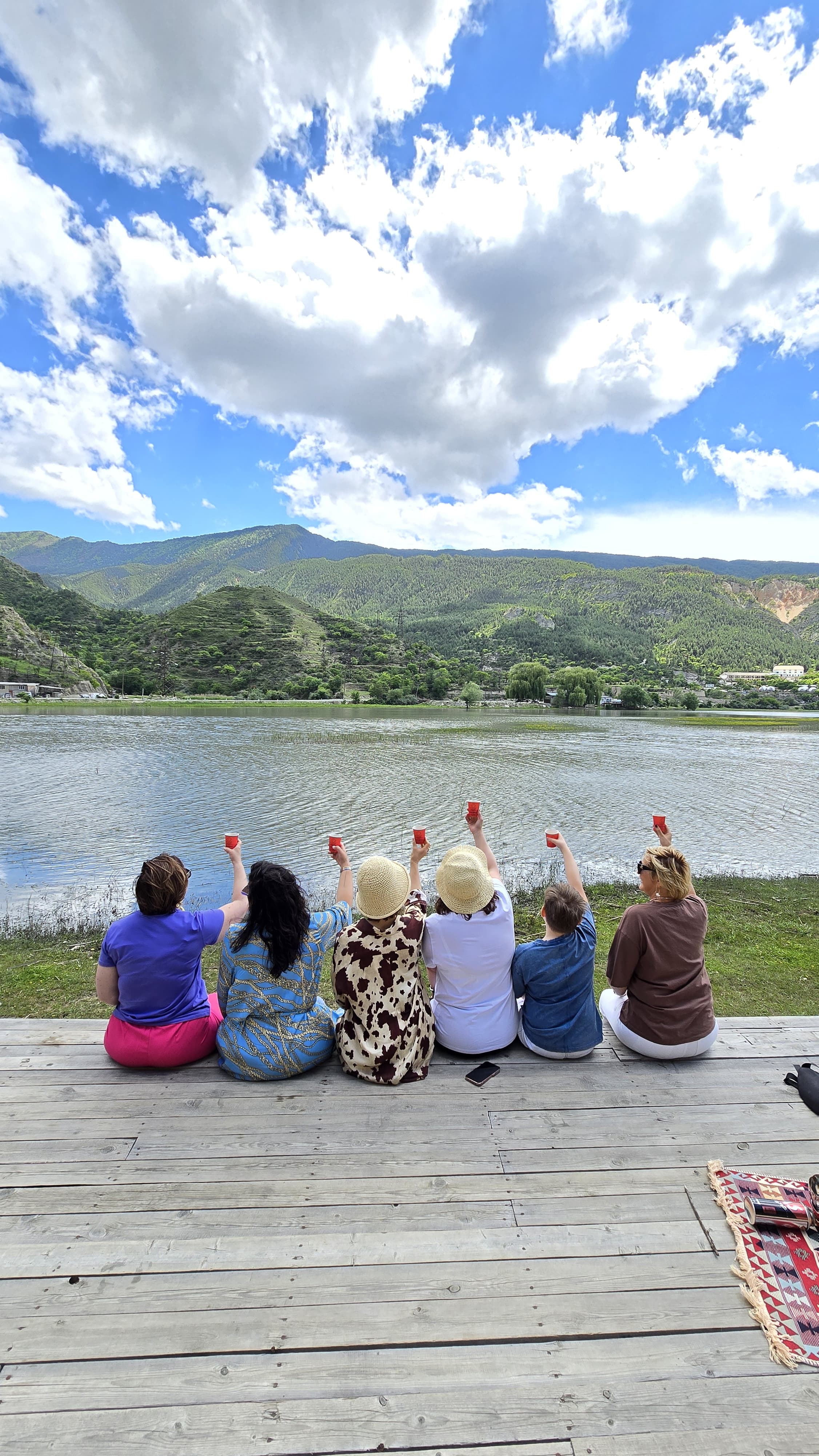 Водопад, крепости и аул-призрак в облаках