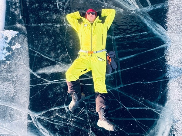 Зимний поход по льду озера Байкал вдоль острова Ольхон