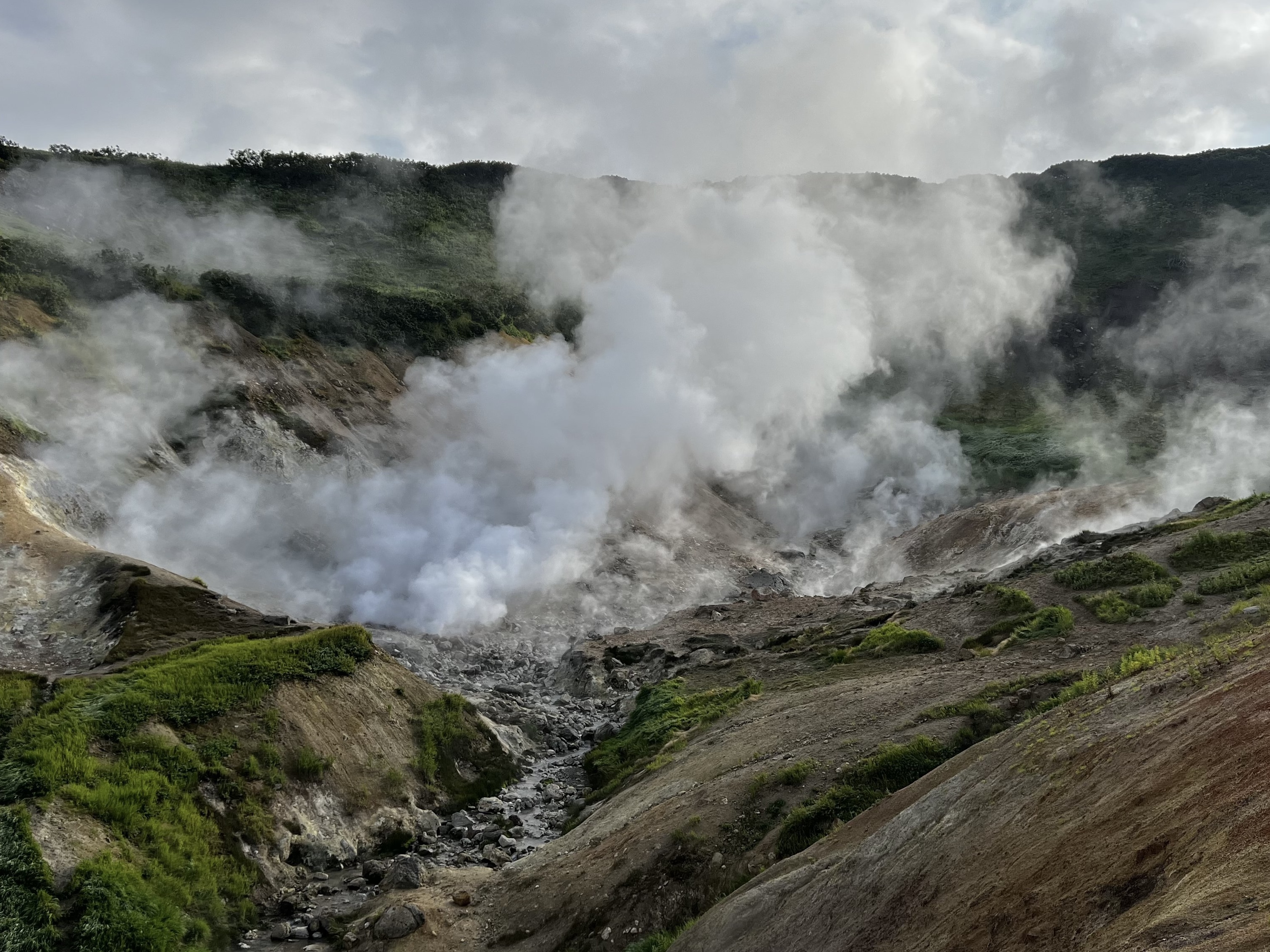 Вулкан Мутновский и водопад Спокойный