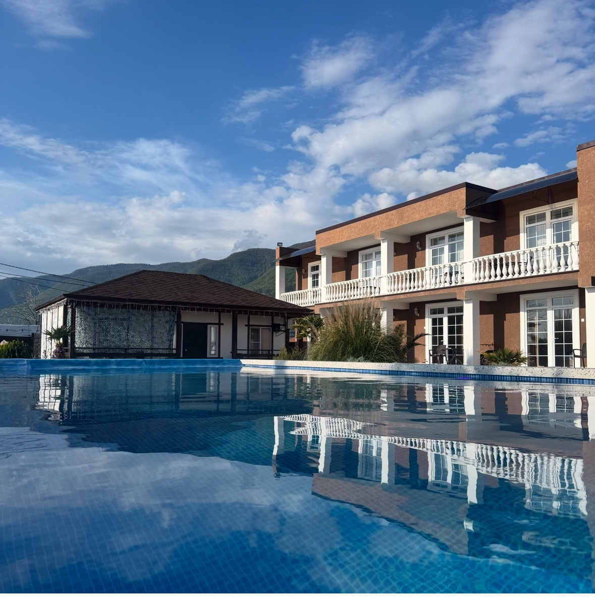 Абхазия : Ваша вилла у моря с подогреваемым бассейном