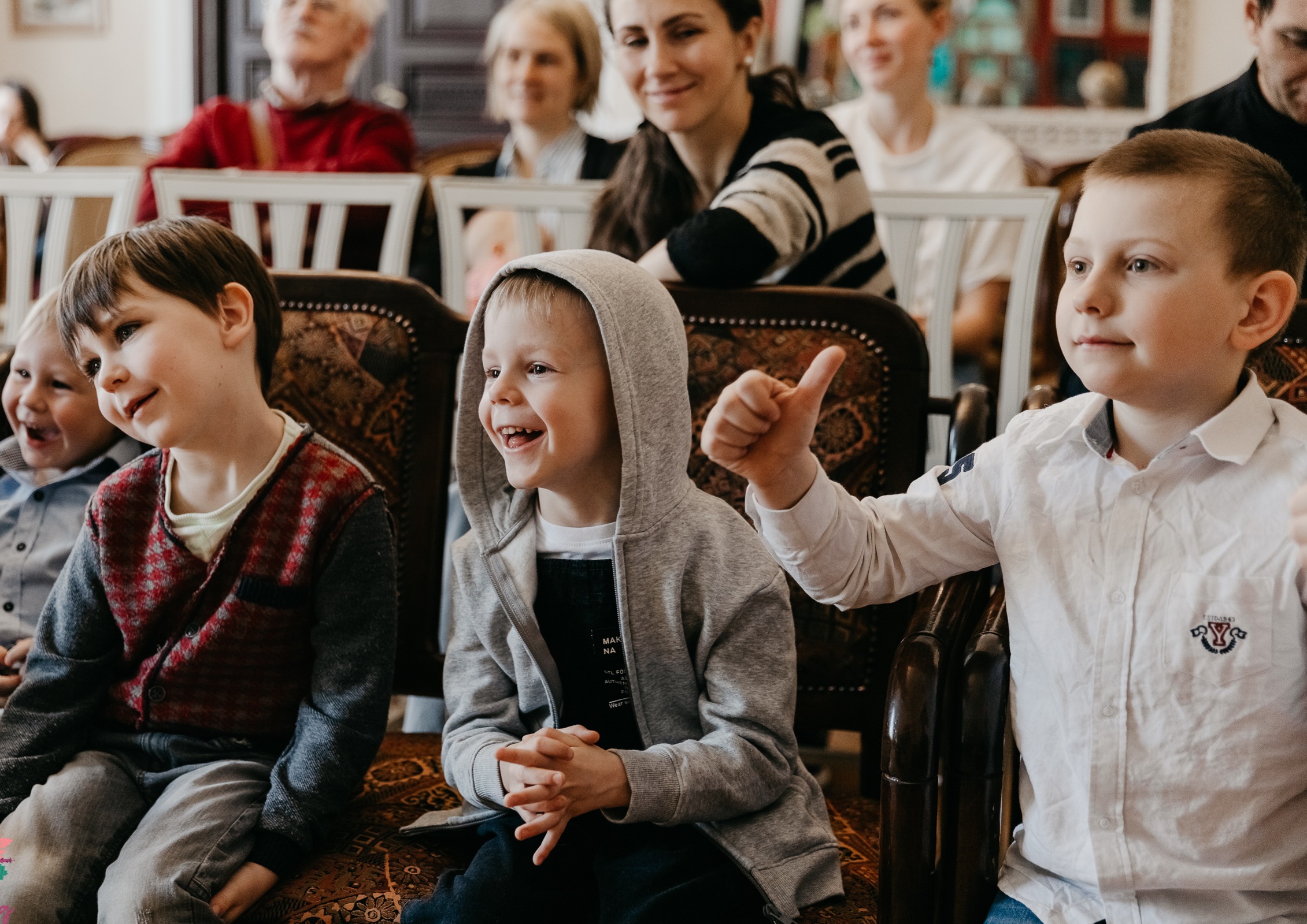 Семейная перезагрузка.  Йога, спа и театр для всей семьи, 0+ (12/12)
