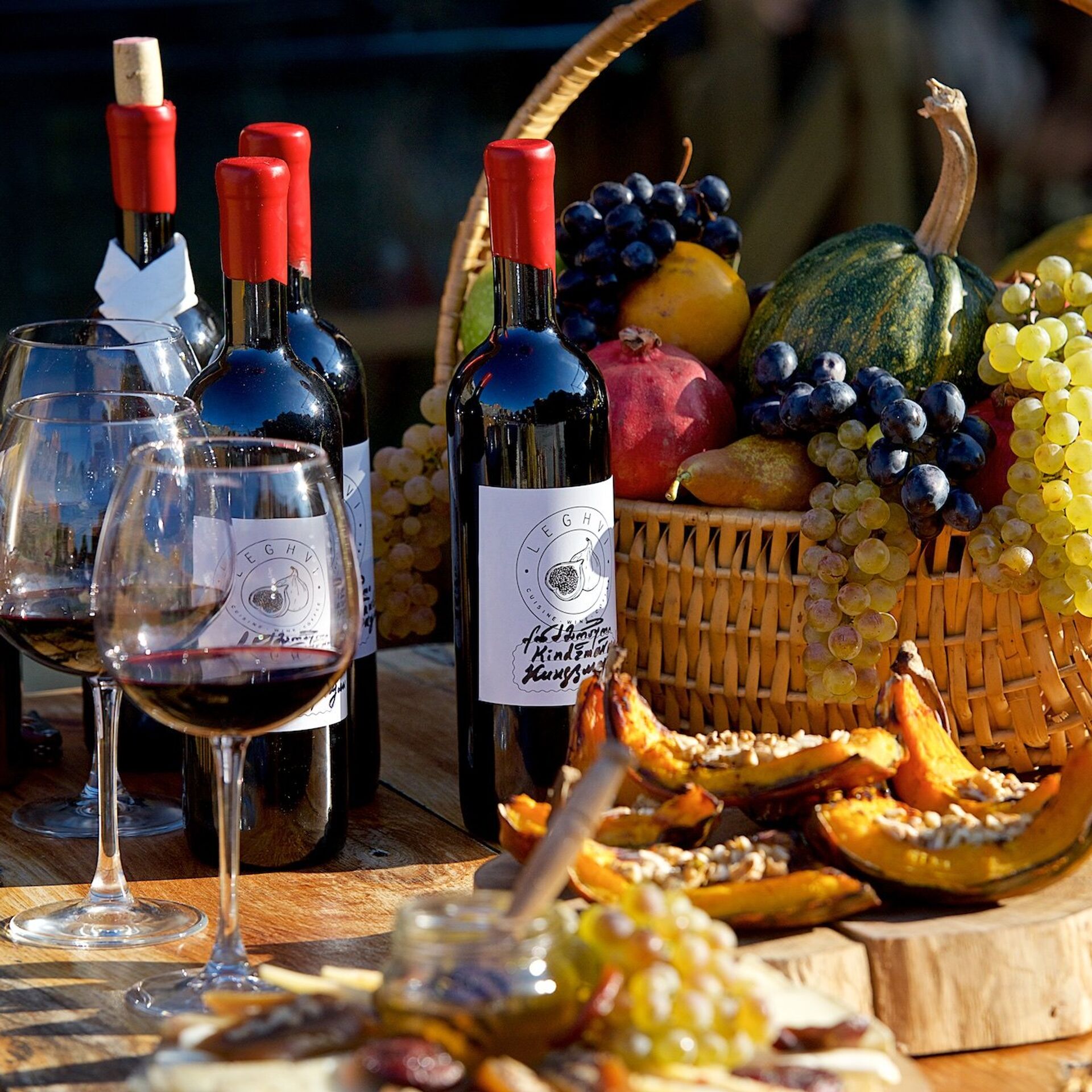 Атмосферная  Грузия с морем, сбором винограда и изготовлением вина (33/35)