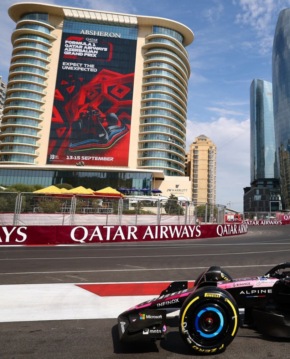 Формула 1 в Баку: легендарные гонки и яркая атмосфера городского трека (8/18)