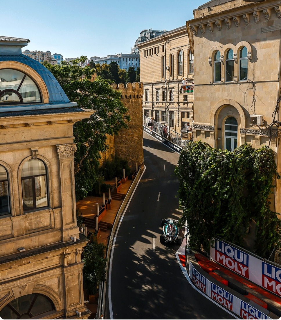 Формула 1 в Баку: легендарные гонки и яркая атмосфера городского трека (4/18)