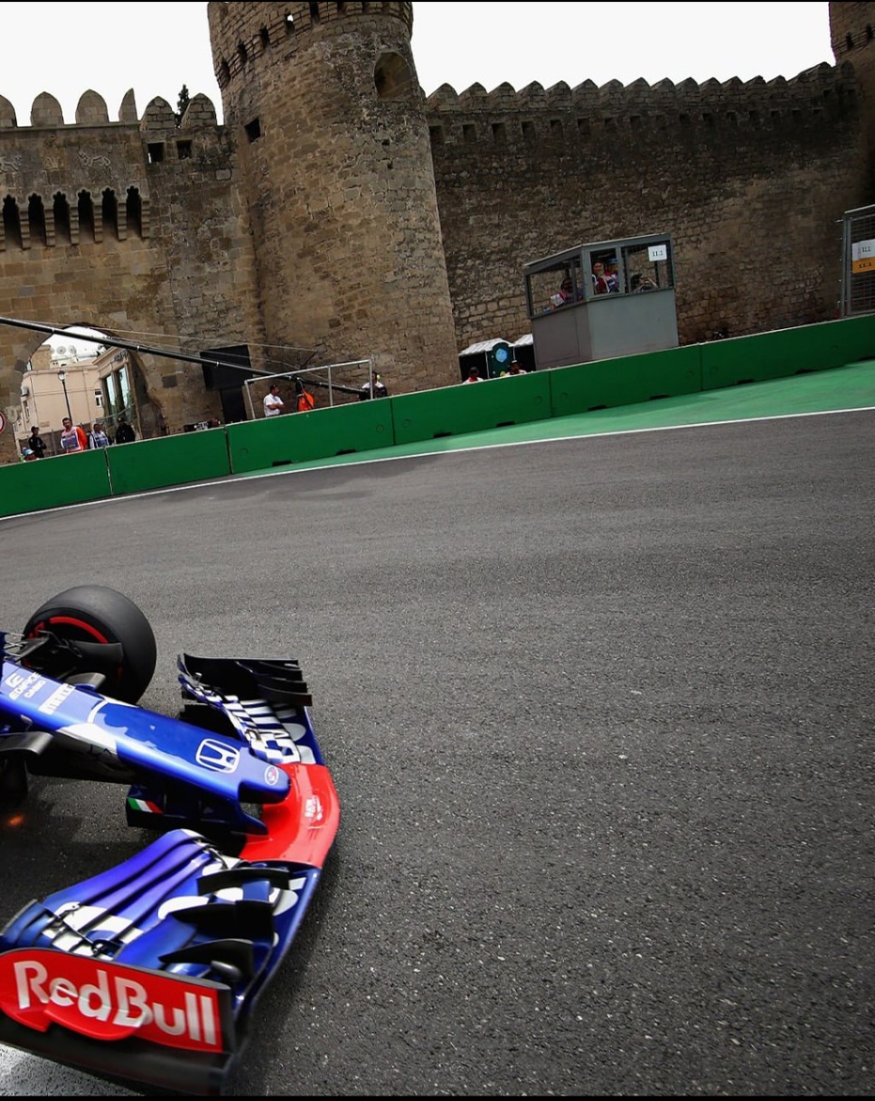 Формула 1 в Баку: легендарные гонки и яркая атмосфера городского трека (3/18)