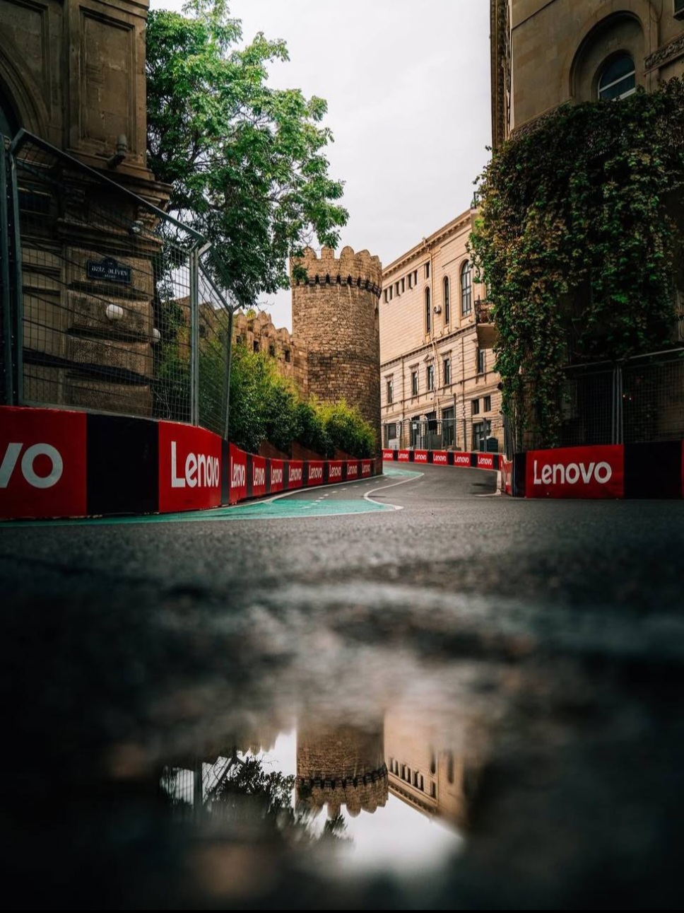 Формула 1 в Баку: легендарные гонки и яркая атмосфера городского трека (13/18)