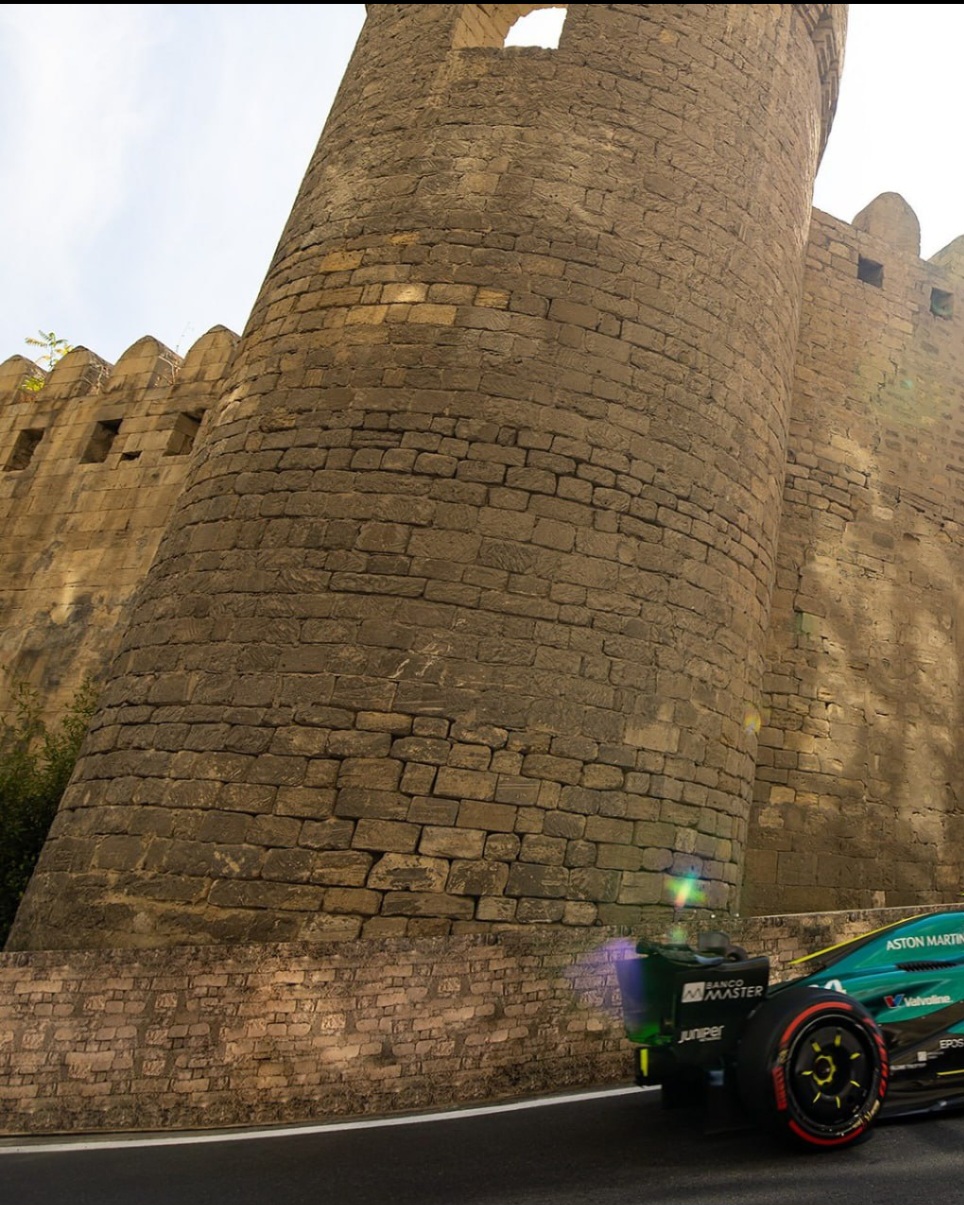 Формула 1 в Баку: легендарные гонки и яркая атмосфера городского трека (9/18)