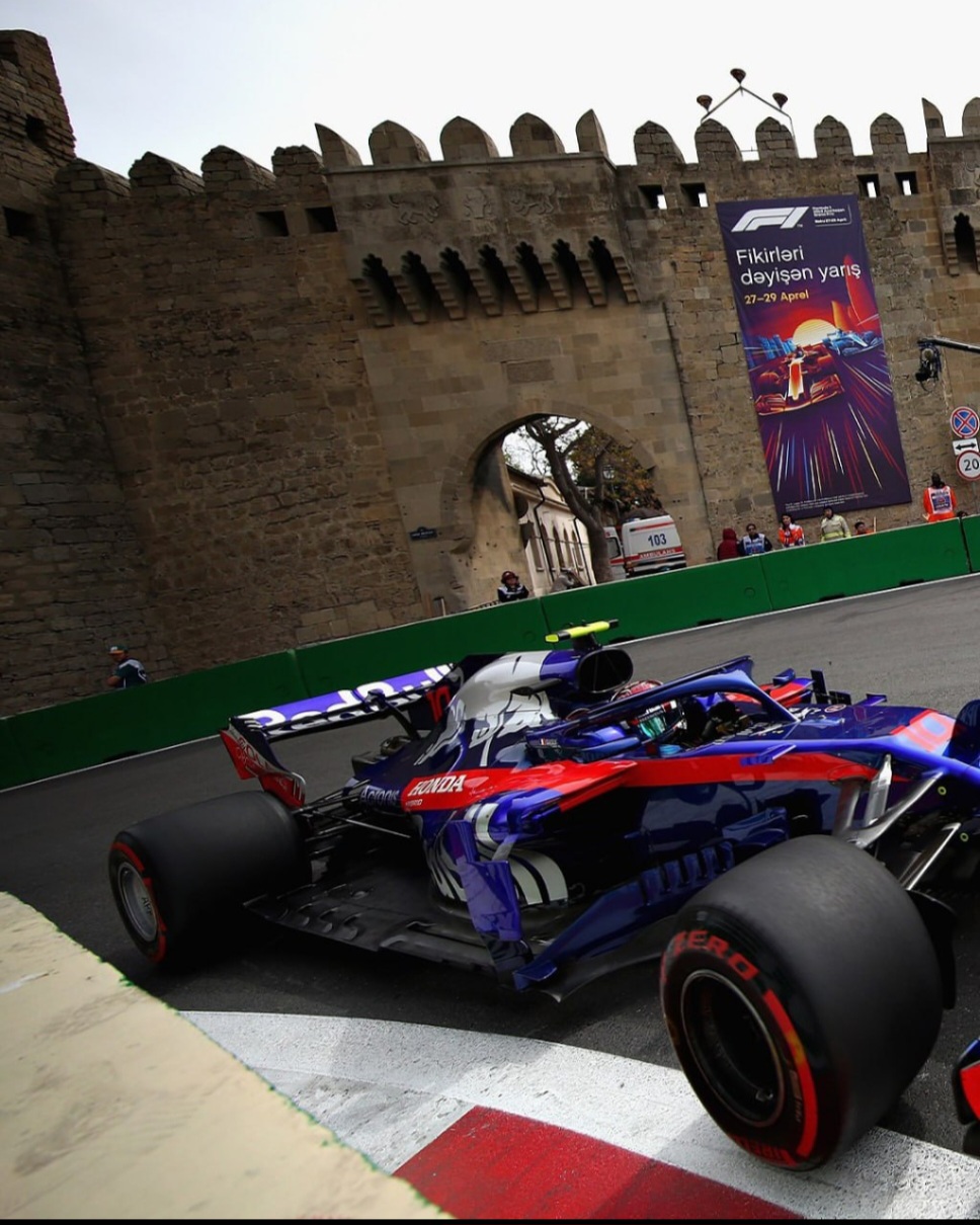 Формула 1 в Баку: легендарные гонки и яркая атмосфера городского трека (5/18)